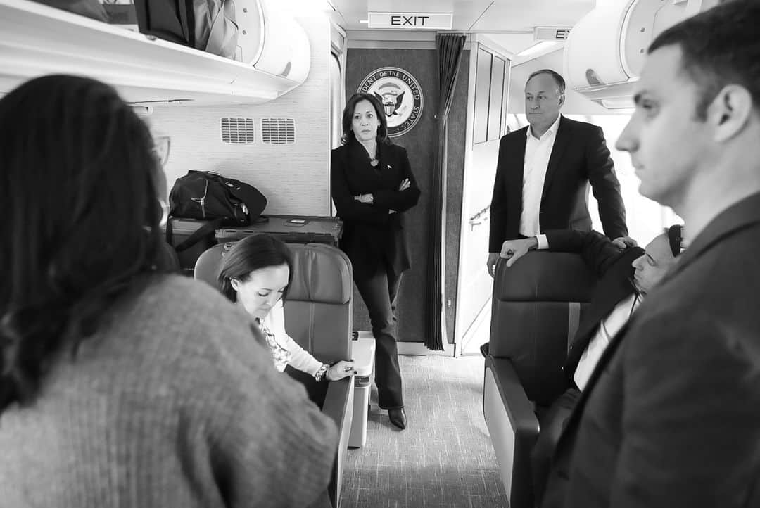 ジョー・バイデンのインスタグラム：「Yesterday, @POTUS signed an Executive Order to advance safe, secure, and trustworthy AI.  Now, I am on my way to the United Kingdom to continue this work on the world stage. America is leading on AI, and I look forward to working with our allies and partners in the days ahead.」