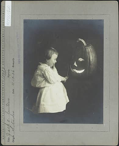 スミソニアン博物館のインスタグラム：「#TFW You’ve waited all year for Halloween and it’s finally here.   This photographic print from 1906 is part of our @smithsoniangardens J. Horace McFarland Collection, which includes more than 3,100 photographic images of gardens throughout the United States.   McFarland was an American businessman, writer, horticulturalist and photographer. He was a well-known advocate for environmental preservation and the beautification of American cities. McFarland believed that photography could enhance education and civic good, and embraced photography as a way to connect with the environment.   📷: “Jack-o-lantern,” 1906, Smithsonian Institution, Archives of American Gardens, J. Horace McFarland Company Collection」