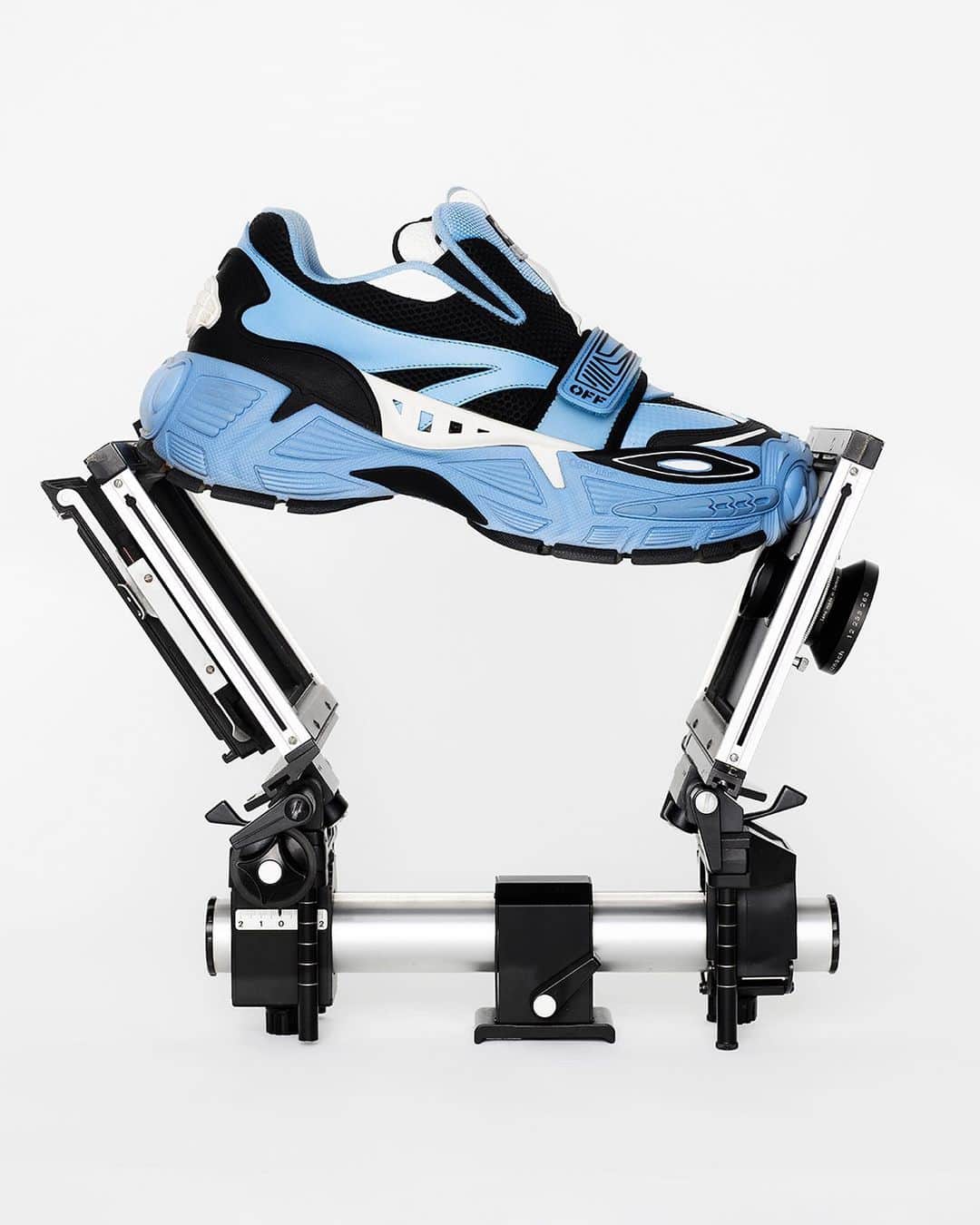 OFF-WHITE C/O VIRGIL ABLOHのインスタグラム：「the icon Off-White™ OOO - "Out Of Office" - designed and created by Virgil Abloh in the color way of the season and the brand new "Glove", an innovative slip on that made its debut during Paris Fashion Week for @ibkamara's first show titled "LUNAR DELIVERY"  the sneakers are now available online at off---white.com and at Off-White™ boutiques worldwide  photography c/o @peterock29  ~ @hommegirls」
