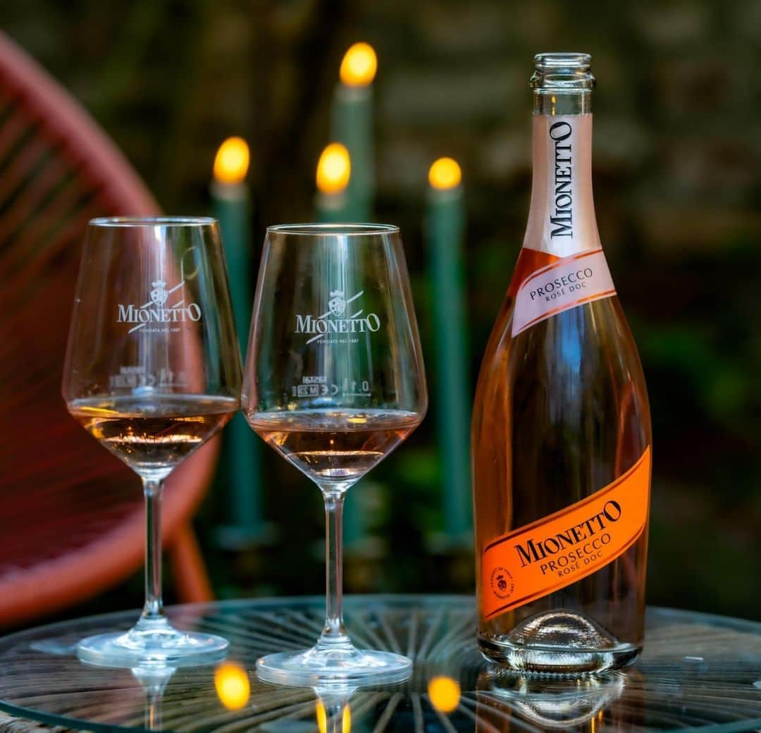 Mionetto Proseccoのインスタグラム：「Profuma di mistero la notte di Halloween. Stappa il nostro Prosecco Rosé DOC e prova il brivido del suo bouquet fruttato con note di pompelmo, piccoli frutti rossi e avvolgenti aromi di miele e crosta di pane.  The Halloween night smells of mystery. Uncork our Prosecco Rosé DOC and experience the thrill of its fruity bouquet with notes of grapefruit, small red fruits and enveloping aromas of honey and bread crust.  #mionetto #prosecco  #mionettoeshop  #mionettoprosecco  #mionettoinsieme #orangesoul  #rosewine #rosewinelovers #proseccorosé #proseccolover #proseccotime #proseccosuperiore #proseccohills #collinedelprosecco  Bevi Mionetto responsabilmente⁣⁣⁣⁣ Enjoy Mionetto responsibly」