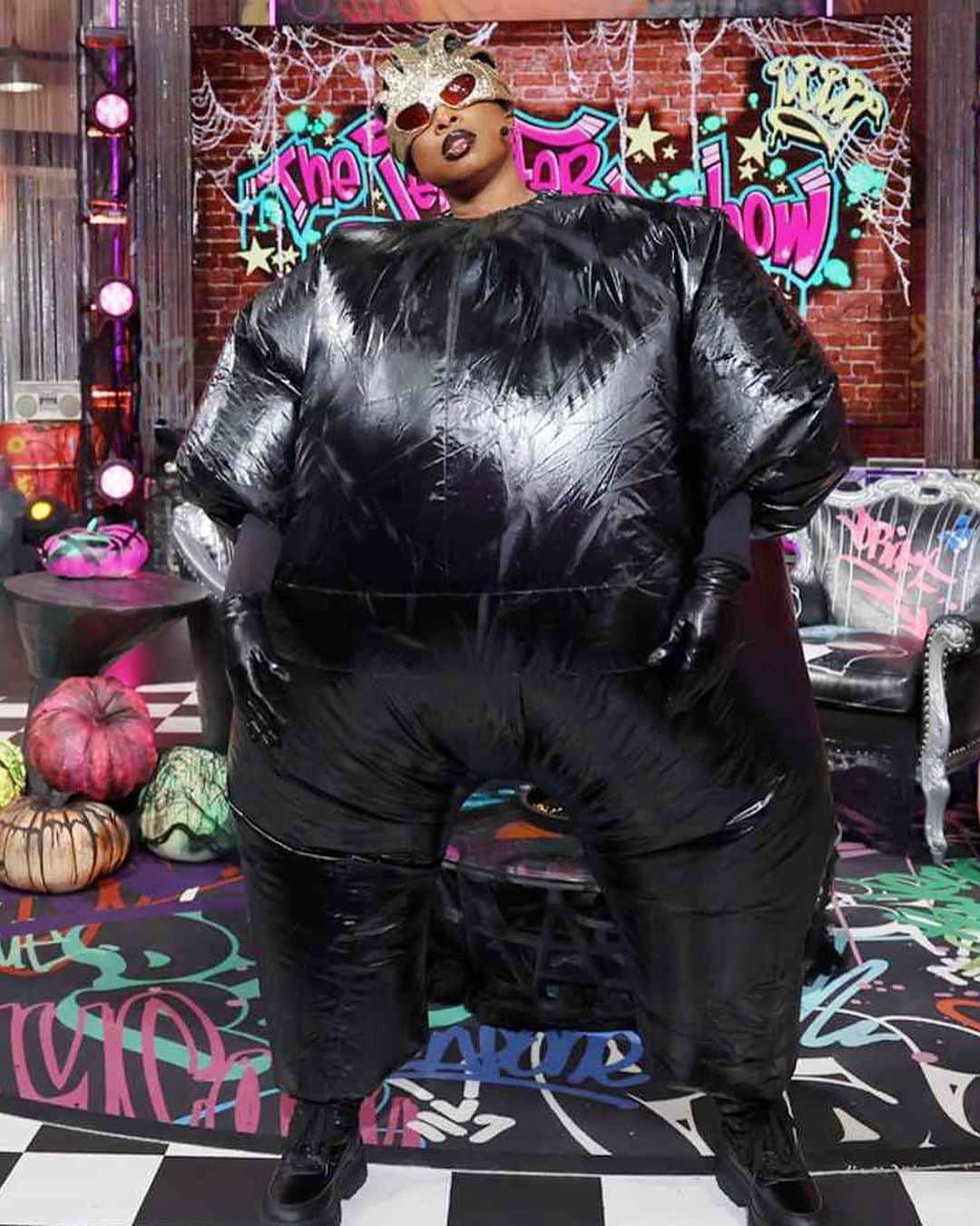 ジェニファー・ハドソンさんのインスタグラム写真 - (ジェニファー・ハドソンInstagram)「Happy Supa Dupa Fly Halloween yal !!! 🎃 I had so much fun recreating these iconic @missymisdemeanorelliott looks on @jenniferhudsonshow today. How did I do guys?? Missy, u are such a legend! We love you !!!」11月1日 4時19分 - iamjhud