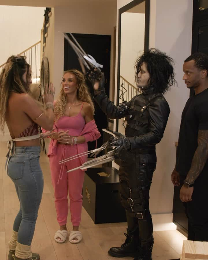 Sommer Rayのインスタグラム：「Edward Scissorhands 2 Written & directed by @diamondbfilms  @chaunlegend @sommerray」