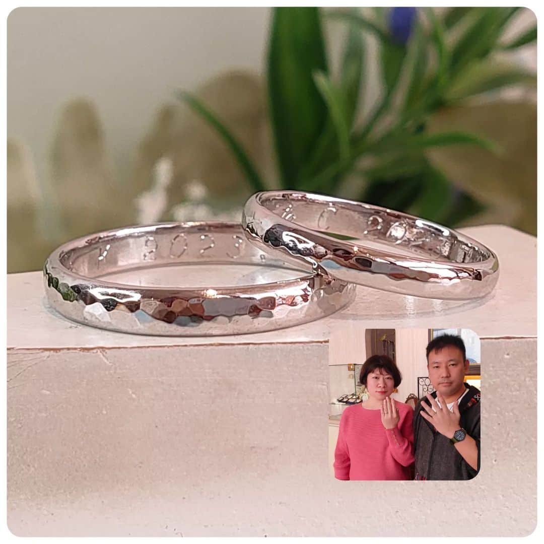 手作り指輪【ジュエリーアウラ】福岡のインスタグラム：「手作り結婚指輪 当日コース  ただ今、 プレミアムフェア中！ (11月末まで)  ✩.*˚フォロミー @jewelry.aura   Pt100素材の シンプルペアリング  仕上げはハンマーで叩いた 槌目仕上げ。  入籍後にふたりで手作り 思い出にもなりましたね。  末永くお幸せに〜♡♡」