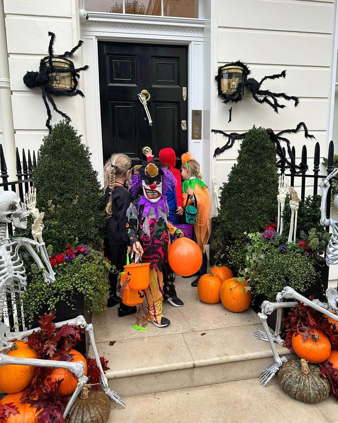 秋元玲奈のインスタグラム：「Here comes the hungry children after school! Trick or treat🎃👻🕷🧛‍♀️ Happy Halloween all❣️  お菓子をもらい過ぎて、バケツのとってが壊れる。  #halloween2023 #trickortreat  #london #londonlife #海外子育て」