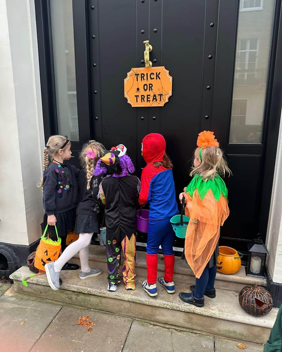 秋元玲奈さんのインスタグラム写真 - (秋元玲奈Instagram)「Here comes the hungry children after school! Trick or treat🎃👻🕷🧛‍♀️ Happy Halloween all❣️  お菓子をもらい過ぎて、バケツのとってが壊れる。  #halloween2023 #trickortreat  #london #londonlife #海外子育て」11月1日 4時30分 - rena_akimoto