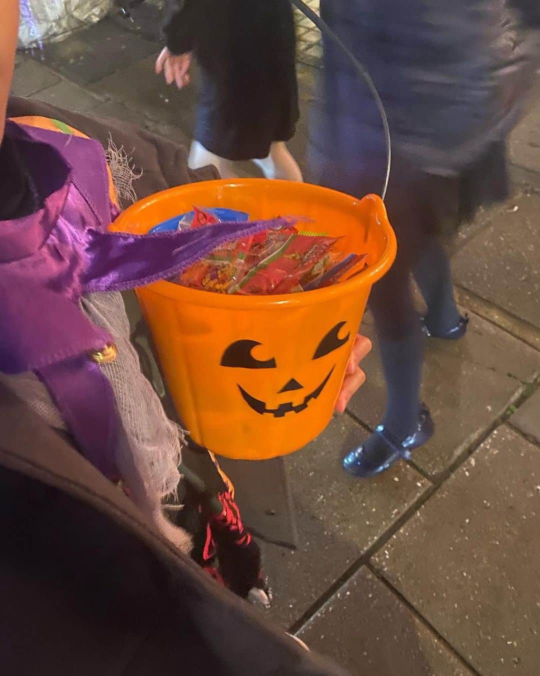 秋元玲奈さんのインスタグラム写真 - (秋元玲奈Instagram)「Here comes the hungry children after school! Trick or treat🎃👻🕷🧛‍♀️ Happy Halloween all❣️  お菓子をもらい過ぎて、バケツのとってが壊れる。  #halloween2023 #trickortreat  #london #londonlife #海外子育て」11月1日 4時30分 - rena_akimoto