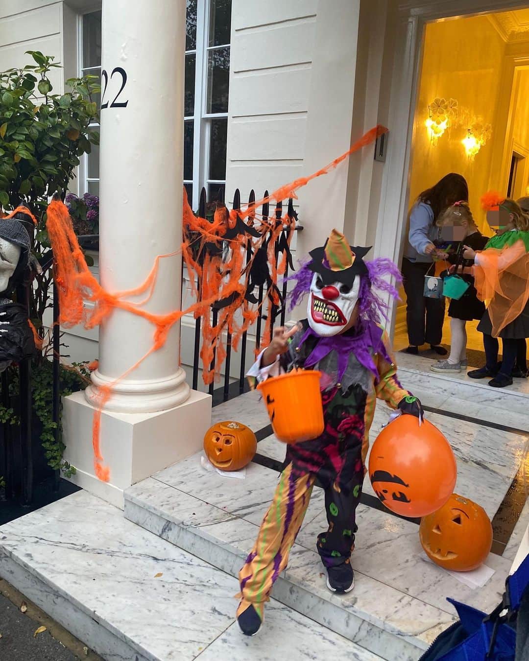 秋元玲奈さんのインスタグラム写真 - (秋元玲奈Instagram)「Here comes the hungry children after school! Trick or treat🎃👻🕷🧛‍♀️ Happy Halloween all❣️  お菓子をもらい過ぎて、バケツのとってが壊れる。  #halloween2023 #trickortreat  #london #londonlife #海外子育て」11月1日 4時30分 - rena_akimoto