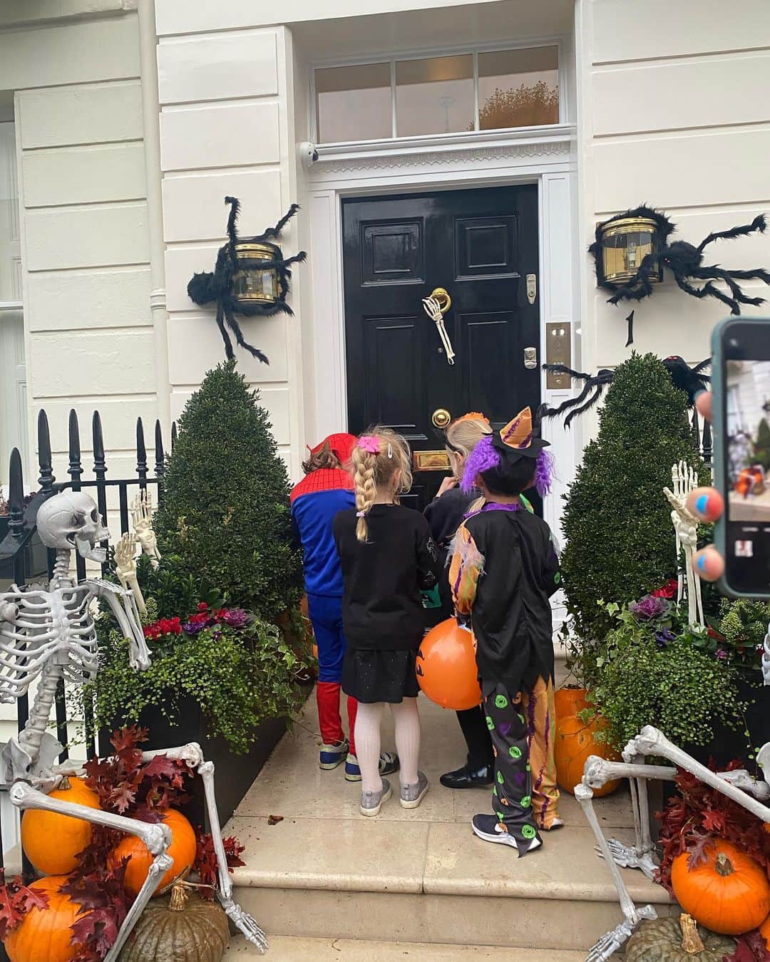 秋元玲奈さんのインスタグラム写真 - (秋元玲奈Instagram)「Here comes the hungry children after school! Trick or treat🎃👻🕷🧛‍♀️ Happy Halloween all❣️  お菓子をもらい過ぎて、バケツのとってが壊れる。  #halloween2023 #trickortreat  #london #londonlife #海外子育て」11月1日 4時30分 - rena_akimoto