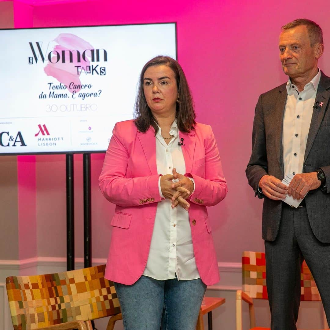 Margarida Corceiroのインスタグラム：「Ontem, dia 30 de outubro, o Lisbon Marriott Hotel voltou a receber mais uma edição da LuxWoman Talks. A LuxWoman não deixou passar em branco o outubro rosa e o Dia Nacional da Prevenção do Cancro da Mama e dedicou uma tarde a este tema tão relevante da saúde da mulher.  Veja aqui e em luxwoman.pt os melhores momentos!  Agradecemos aos nossos parceiros C&A, Lisbon Marriott Hotel, Água Monchique, Aquassis Floristas, Enterprom, RFM, Rondinart, RXF Audiovisual e Samsung.  #luxwoman_pt #luxwomantalks #outubrorosa #C&A #lisbonmarriott #aquassisfloristas #rfmportugal #rxfgroup #technicallycreative #enterprom #opposite__studio #samsung   📷 Artur Lourenço」