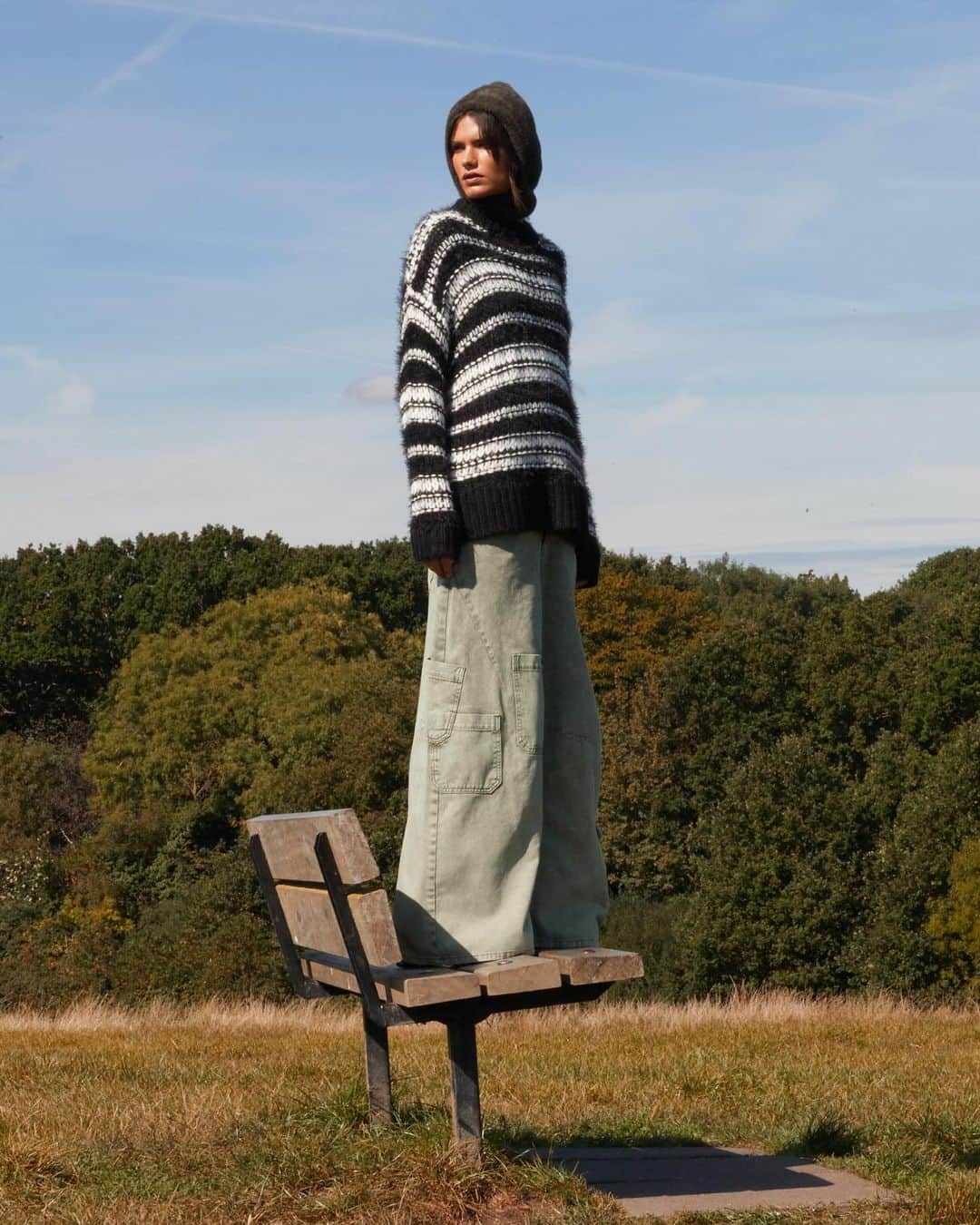 トップショップのインスタグラム：「Jumper + cargos = daily uniform.  Knitted multi stitch jumper [132143136] + Super wide washed skate cargo trouser [132253347]」