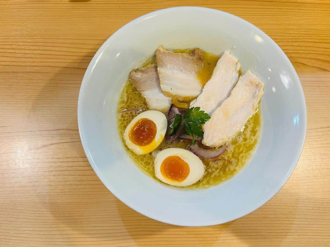 新ユウユのインスタグラム：「濃厚福島鶏白湯味玉入り スープが美味しい。いうほど濃厚ではない。あっさりしている。  #ラーメン女子」