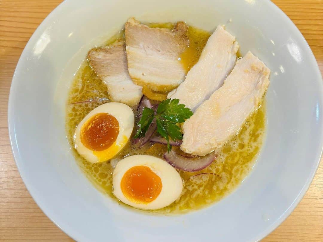 新ユウユさんのインスタグラム写真 - (新ユウユInstagram)「濃厚福島鶏白湯味玉入り スープが美味しい。いうほど濃厚ではない。あっさりしている。  #ラーメン女子」11月1日 15時32分 - yuyucm