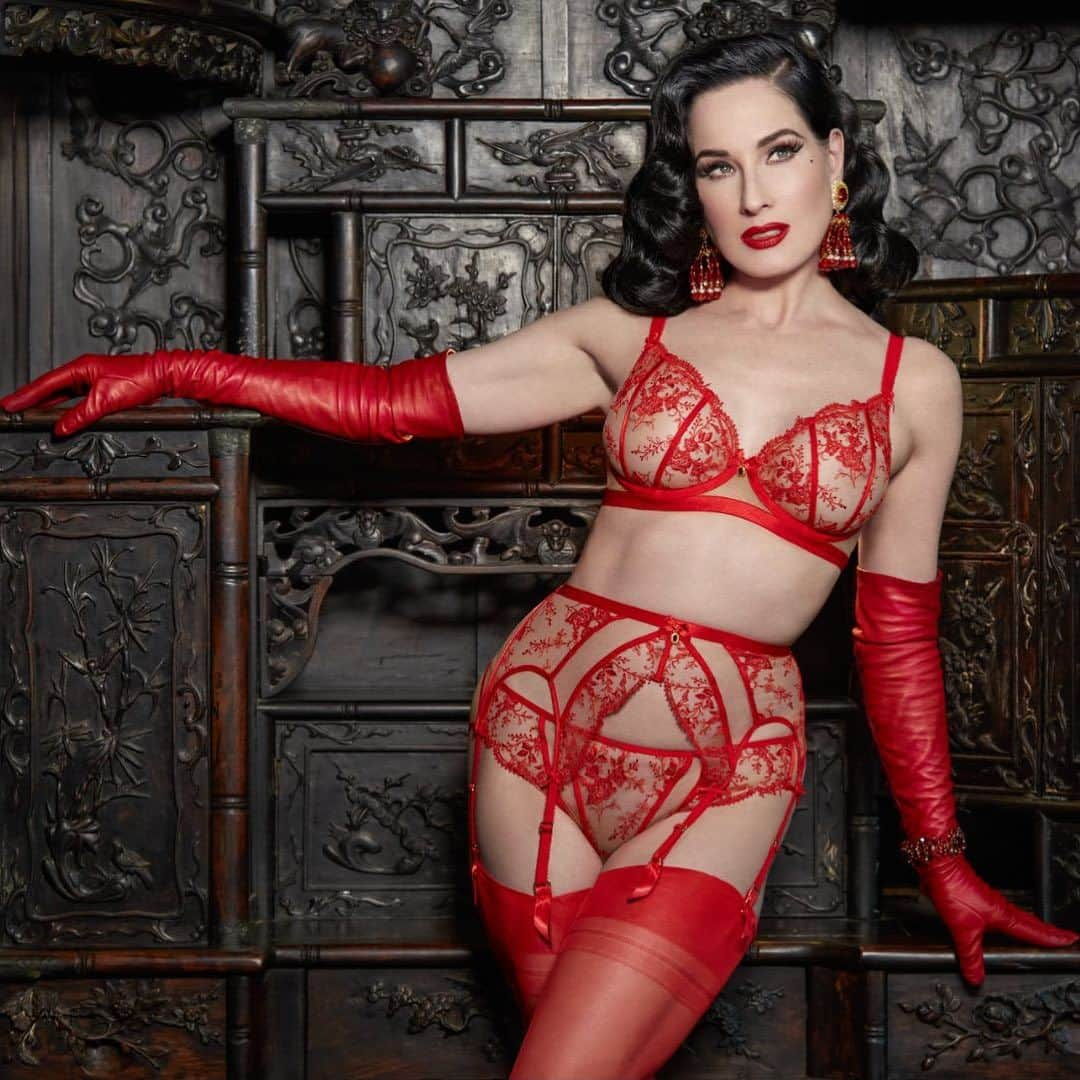 ディタ・フォン・ティースさんのインスタグラム写真 - (ディタ・フォン・ティースInstagram)「Introducing Femmeoiselle in Flame! @ditavonteese incorporated one of her iconic stilettos in the embroidery… can you find it? Swipe for a closer look 👠  #DitaVonTeese #DitaVonTeeseLingerie #glamorous #lingerielove #luxurylingerie」11月1日 15時25分 - ditavonteese