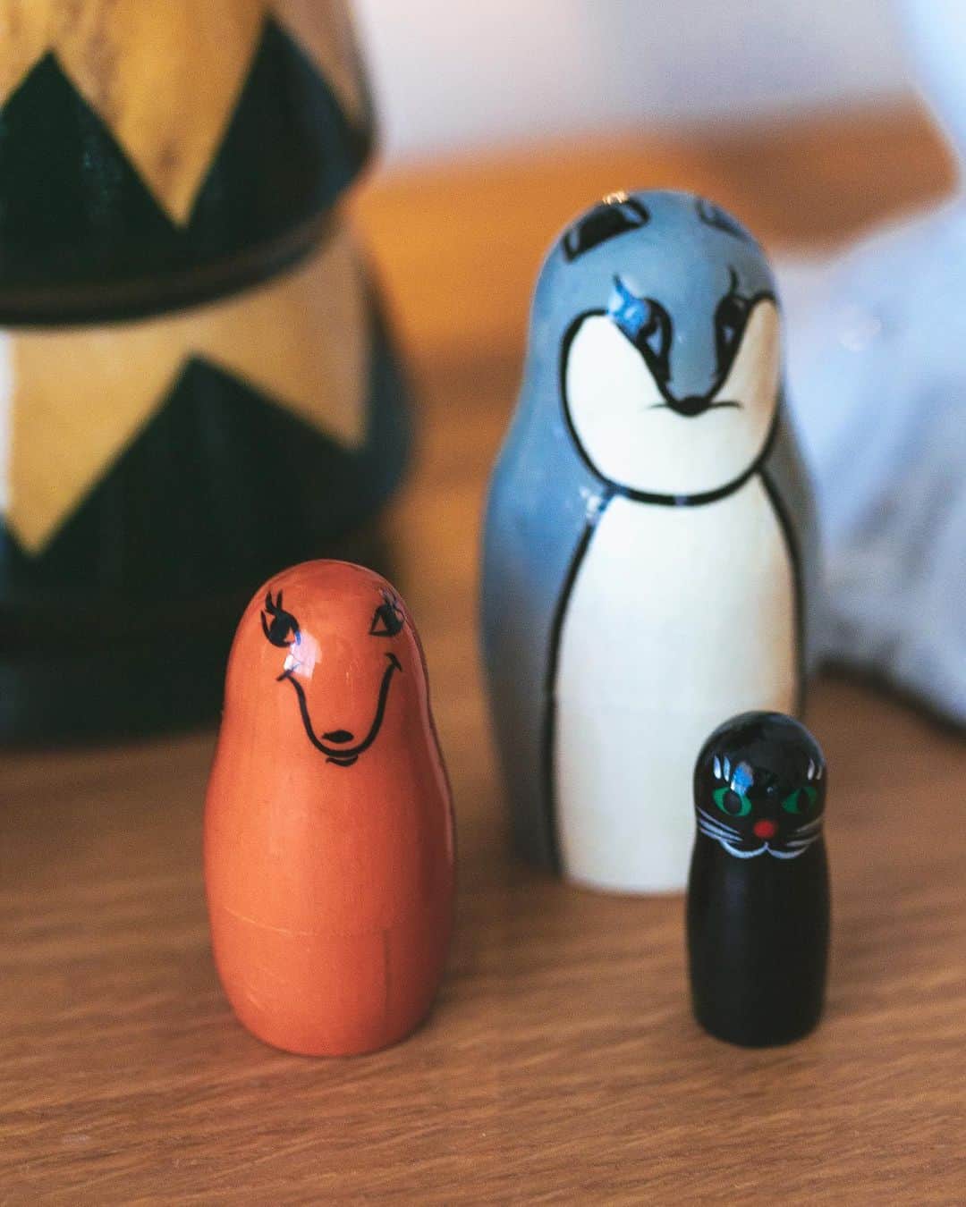 オルネ ド フォイユさんのインスタグラム写真 - (オルネ ド フォイユInstagram)「再入荷！ ツリーの中からサンタや動物たちが次々出てくる、 クリスマスならではのマトリョーシカ。  ツリーと黒猫は、シックな雰囲気になるよう、 特別にお願いして作ってもらったオリジナルです🎄🐈‍⬛ （サンタさんにも猫ヒゲが…！？）  一つひとつ職人さんが絵付けした、 温もりある佇まいとゆるい表情が魅力的。  手乗りサイズで場所もとらないので、 大きなツリーを飾らないけどクリスマス感は欲しい！ という方にもおすすめです。  一列に並べてみたり、ランダムに飾ったり。 日々ちょっとずつ配置を変えても楽しいですよ。  商品名：マトリョーシカ ツリー ツリー・サンタ・オオカミ・キツネ・ネコの5個セット  ———————————————  ●商品詳細はプロフィールのリンクからご確認ください。 👉@ornedefeuilles  ※検索画面で「マトリョーシカ」でチェック🔎  ※オンラインショップと不動前店の取扱い商品は異なります。  #マトリョーシカ #クリスマス #クリスマスインテリア #クリスマス飾り #クリスマスデコレーション#オブジェ#民藝 #ハンドメイト #暮らしを楽しむ #心地よい暮らし #丁寧な暮らし #ornedefeuilles #オルネドフォイユ」11月6日 18時20分 - ornedefeuilles