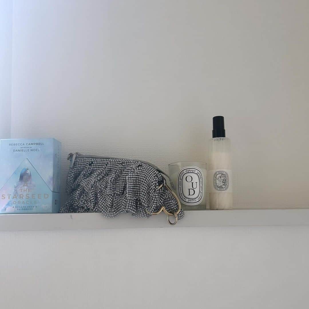 LiLyのインスタグラム：「111.新しい 鍵を 本日2つ 手に入れた  持ち物は キャンドルと オラクルカード。  かっこつけてる わけじゃなく、 リアルに シンプルに その二つ、 本当に。  💍 #tokyodream」