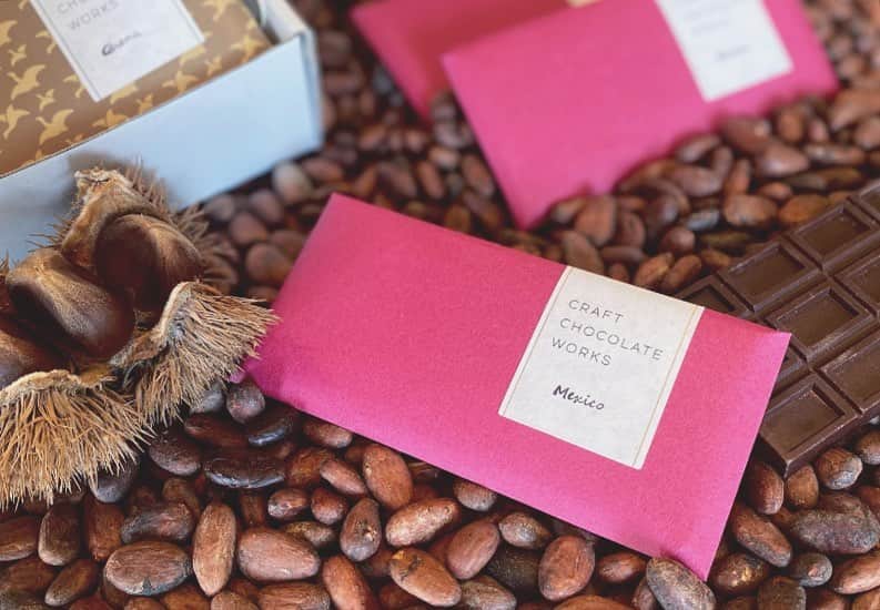 CRAFT CHOCOLATE WORKSのインスタグラム：「. 限定タブレット:オーク樽発酵『メキシコ産カカオ』  おもしろいカカオ豆を発見したので 急遽先週から販売しています！  taste 巨峰やブルーベリーのような果実感。 心地よい花の香りの余韻。 . .  カカオ豆は一般的に 木箱やバナナの葉に包んで発酵させています。 途中で蓋を開けて、攪拌をします。  今回のカカオ豆は ウィスキーなどを寝かせる "ホワイトオーク樽"で発酵させています。 これはメキシコ内でも、数件しか取り入れていない 珍しい発酵方法だそう。  樽を使うと、攪拌も樽を回せば 蓋を開け閉めしなくても混ぜられるので 外に果汁や果肉が漏れてしまうことも無く しっかりと豆に果汁が閉じ込められ フルーティーかつジューシーな風味が生まれます。  口に含むとチョコレートなのに瑞々しく 他のカカオ豆では出会ったことのない 味わいに仕上がりました。  仕入れのきっかけも 普段スタッフでウィスキーやラム、ワインを飲んでおり 樽の話をよくしていました。 そんな中、このカカオ豆をたまたま発見し どんなカカオ豆かも調べず、ふたつ返事で仕入れました！ . . . . 驚くことに先週末だけで 在庫が半分以下になってしまいました💦 あと48枚と3連休中に一旦完売しそうです。  来週、追加製造をしますが 今週末購入予定の方はお早めのご来店が良さそうです。  ◼︎online shopは11/9(木)頃から販売予定 ◼︎お電話でのご予約は出来かねますのでご了承くださいませ。 . . . . メキシコとカカオの歴史は深いので お話したいことはたくさんありますが 今日はここまで。 . . . #craftchocolate #beantobar #クラフトチョコレート #ビーントゥバー #樽発酵」