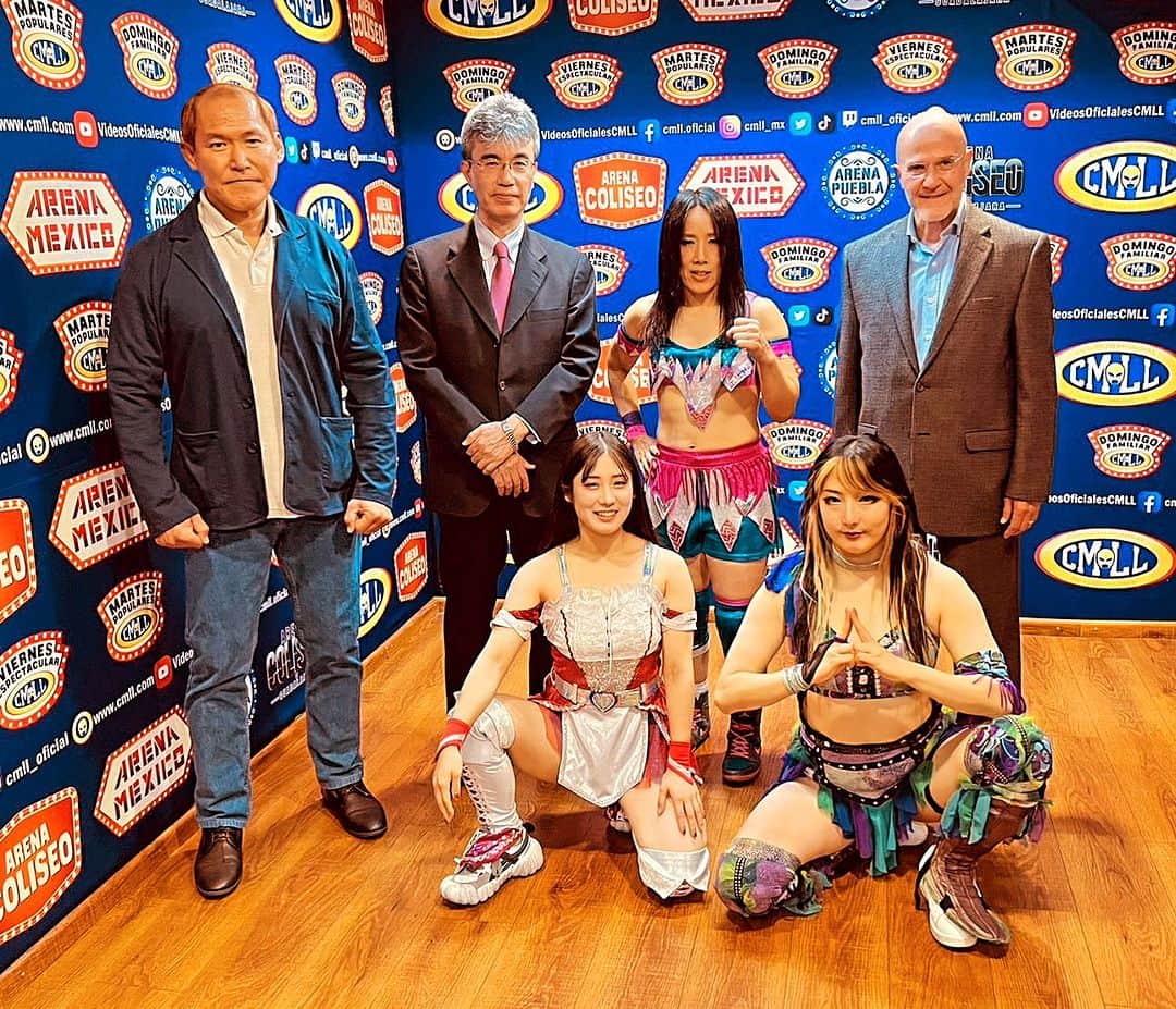 奥村茂雄のインスタグラム：「10月27日(金) アレナメヒコで行われた「Grand Prix de Amazonas 2023」大会の第1試合終了後、引退ロード中でメキシコマット最終戦を行った坂井澄江選手のセレモニーが行われ、CMLLのサルバドール•ルテロ社長、在メキシコ国日本大使館の真鍋公使から盾が贈呈された。澄江ちゃん、ありがとうございました。これからも CMLLをよろしくお願いします。 (C) @kounosukeizui2  - - #cmll #arenamexico @japanemb_mexico #grandprixdeamazonas2023 @sumiesakai #引退ロード」