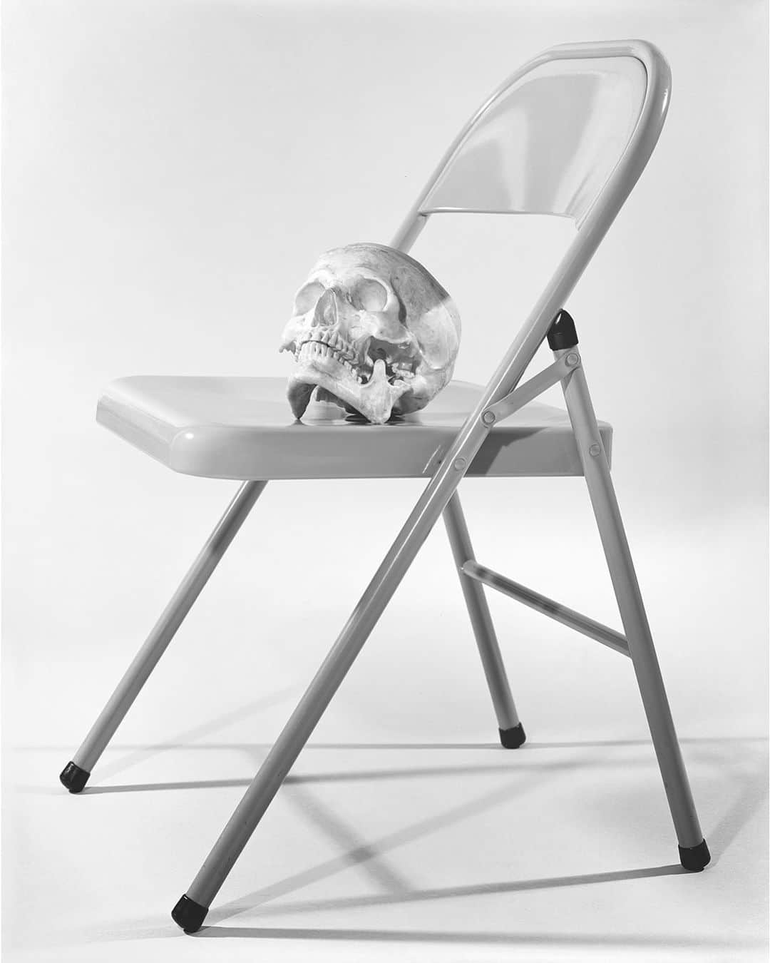 マリオ・ソレンティのインスタグラム：「Skull on chair  ☠️ HAPPY HALLOWEEN ☠️ 📸 @mario_sorrenti   #joemckenna @aarondemey1  @bobrecine  @wmag  #halloween 💀👻🎃🧛🏻‍♀️🧙🏻‍♀️🍭🖤」