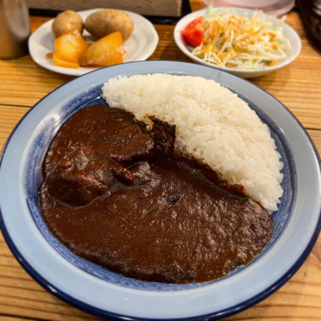 木村ひさしのインスタグラム：「最高のおっさんの昼ごはん。 もうやんカレー　ポークカレー(10辛) #最高のおっさんのカレー  #2024チャレンジ第一弾」