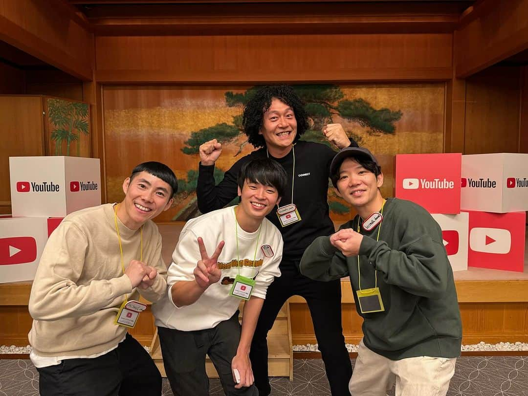 ゴンさんのインスタグラム写真 - (ゴンInstagram)「昨日Googleのイベントで日本のトップYouTuberが集まる会に呼んでいただきました！😅場違い  Bardの説明楽しかったです！  すしらーめんりく君、凄ーく良い人でした😃  元々動画がめちゃくちゃ面白くてよく見てた人が居てびっくりしました！  スカイピースのお2人も凄く良い人で、イニくんは僕のパーマに興味津々でちょっと触って良いですか？って触って、おおって言ってました😆  何と言ってもショート動画界のスター「バヤシ」さんと色々お話しさせていただき、一番興味のあるショートから長尺へ移行するコツなどを教えていただきました！  要約するとシンプルに努力の賜物でした🤣  ピカチュウとイシツブテが特別ゲストでした！ ピカチュウ可愛すぎ！イシツブテ足面白かった！🤣  ジュンジュンワールドさん、いつも会うと写真良いですか？と言って来てくれる人！😄  #bard  #YTTP23」11月1日 14時15分 - bicsmalln_gon