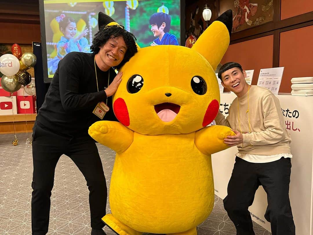 ゴンさんのインスタグラム写真 - (ゴンInstagram)「昨日Googleのイベントで日本のトップYouTuberが集まる会に呼んでいただきました！😅場違い  Bardの説明楽しかったです！  すしらーめんりく君、凄ーく良い人でした😃  元々動画がめちゃくちゃ面白くてよく見てた人が居てびっくりしました！  スカイピースのお2人も凄く良い人で、イニくんは僕のパーマに興味津々でちょっと触って良いですか？って触って、おおって言ってました😆  何と言ってもショート動画界のスター「バヤシ」さんと色々お話しさせていただき、一番興味のあるショートから長尺へ移行するコツなどを教えていただきました！  要約するとシンプルに努力の賜物でした🤣  ピカチュウとイシツブテが特別ゲストでした！ ピカチュウ可愛すぎ！イシツブテ足面白かった！🤣  ジュンジュンワールドさん、いつも会うと写真良いですか？と言って来てくれる人！😄  #bard  #YTTP23」11月1日 14時15分 - bicsmalln_gon