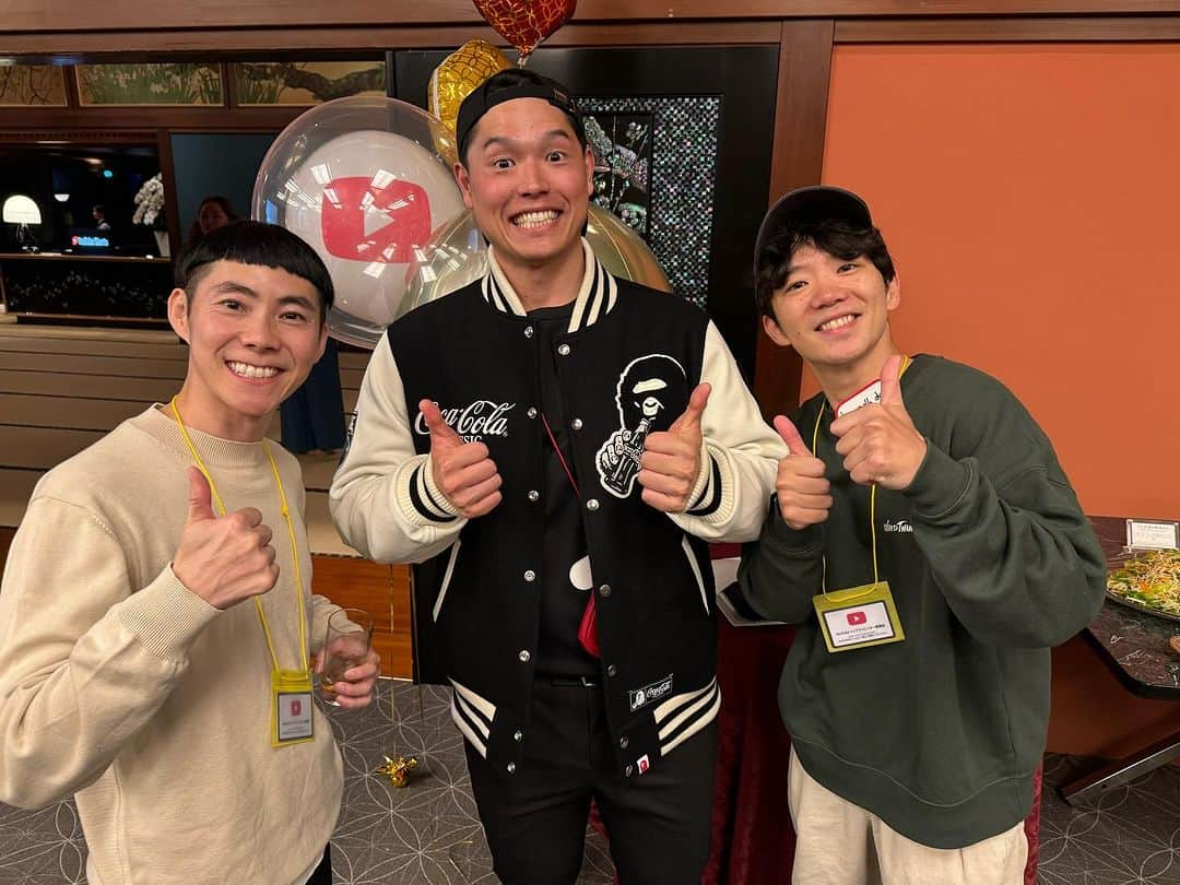 ゴンさんのインスタグラム写真 - (ゴンInstagram)「昨日Googleのイベントで日本のトップYouTuberが集まる会に呼んでいただきました！😅場違い  Bardの説明楽しかったです！  すしらーめんりく君、凄ーく良い人でした😃  元々動画がめちゃくちゃ面白くてよく見てた人が居てびっくりしました！  スカイピースのお2人も凄く良い人で、イニくんは僕のパーマに興味津々でちょっと触って良いですか？って触って、おおって言ってました😆  何と言ってもショート動画界のスター「バヤシ」さんと色々お話しさせていただき、一番興味のあるショートから長尺へ移行するコツなどを教えていただきました！  要約するとシンプルに努力の賜物でした🤣  ピカチュウとイシツブテが特別ゲストでした！ ピカチュウ可愛すぎ！イシツブテ足面白かった！🤣  ジュンジュンワールドさん、いつも会うと写真良いですか？と言って来てくれる人！😄  #bard  #YTTP23」11月1日 14時15分 - bicsmalln_gon