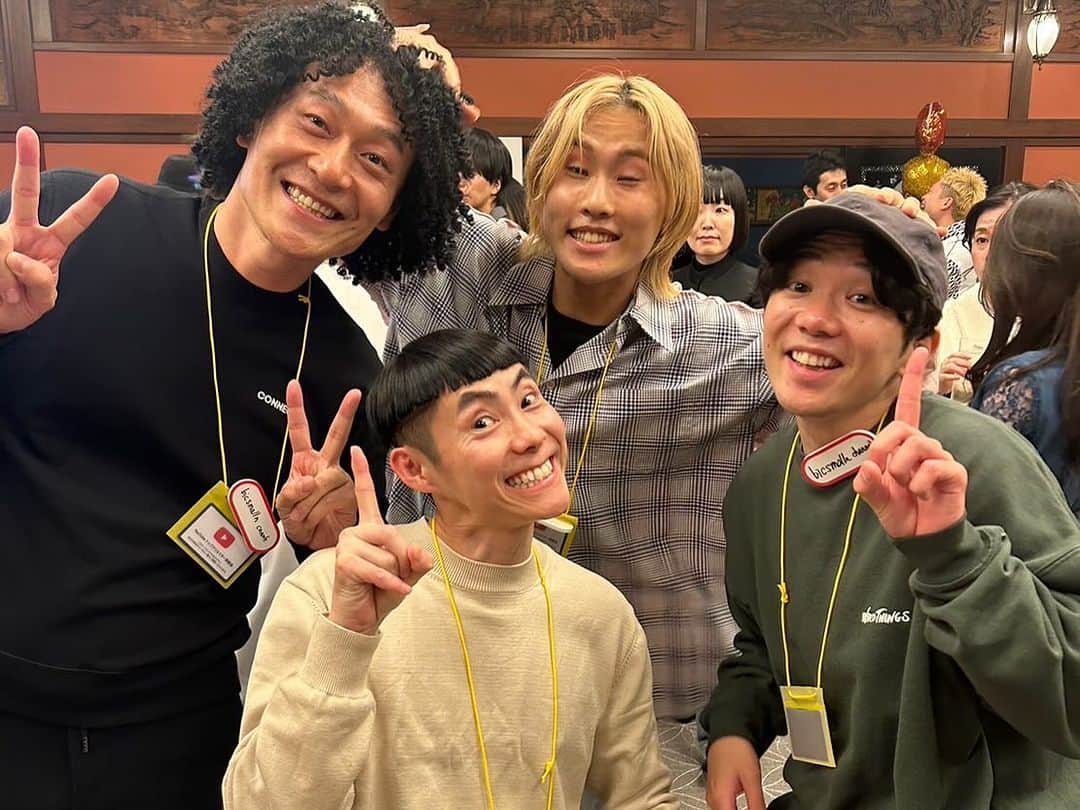 ゴンさんのインスタグラム写真 - (ゴンInstagram)「昨日Googleのイベントで日本のトップYouTuberが集まる会に呼んでいただきました！😅場違い  Bardの説明楽しかったです！  すしらーめんりく君、凄ーく良い人でした😃  元々動画がめちゃくちゃ面白くてよく見てた人が居てびっくりしました！  スカイピースのお2人も凄く良い人で、イニくんは僕のパーマに興味津々でちょっと触って良いですか？って触って、おおって言ってました😆  何と言ってもショート動画界のスター「バヤシ」さんと色々お話しさせていただき、一番興味のあるショートから長尺へ移行するコツなどを教えていただきました！  要約するとシンプルに努力の賜物でした🤣  ピカチュウとイシツブテが特別ゲストでした！ ピカチュウ可愛すぎ！イシツブテ足面白かった！🤣  ジュンジュンワールドさん、いつも会うと写真良いですか？と言って来てくれる人！😄  #bard  #YTTP23」11月1日 14時15分 - bicsmalln_gon