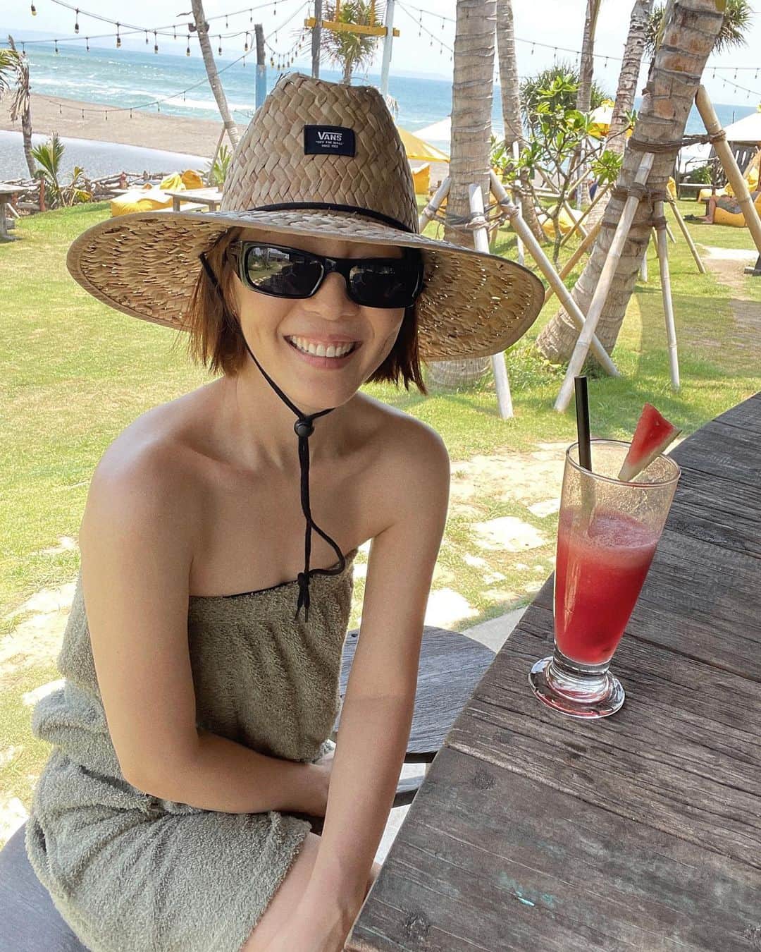 シン・ダウンのインスタグラム：「Bali life 🌿 이제 코코넛주스도 먹고 다 키웠네 나 🐝  #신난다은여행👩🏻」