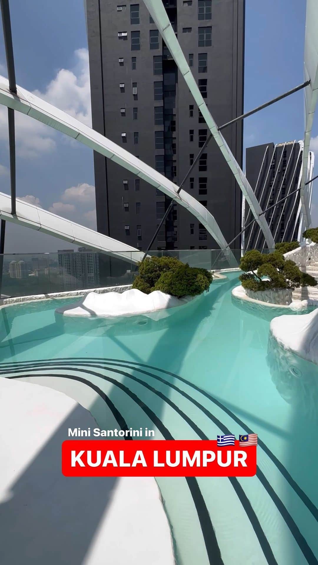 エアアジアのインスタグラム：「Santorini, Greece? Nope! It’s @ami.suites outdoor jacuzzi here in Malaysia! 🇲🇾😍  Follow us for unique stays to discover! ✨✨  #airasiasuperapp #amisuites #klhotel」