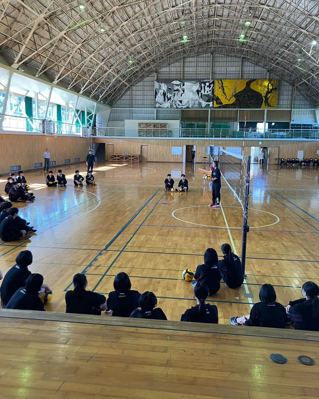 大山未希さんのインスタグラム写真 - (大山未希Instagram)「🏐  【アスリーチ】  今回は新潟県！！  新潟県立糸魚川高等学校 糸魚川市立糸魚川小学校  高校生は力も強いので試合もつながる！！ 先生がバレーをやられてた方だったので上手なのかな？？  小学生は約60人がみんな メモとりながら一生懸命話を聞いてくれてうれしかった！ 　 最後の写真の私の足！ ちゃんと歩けてるの？？🤣🤣 　 　 さてさて！ 再来週は静岡県ですよー！！  静岡のみなさまよろしくです🫡  #スポーツ庁 #日本テレビ #アスリーチ #ドリームコーチング #新潟県 ↓」11月1日 17時16分 - miki_oyama1003