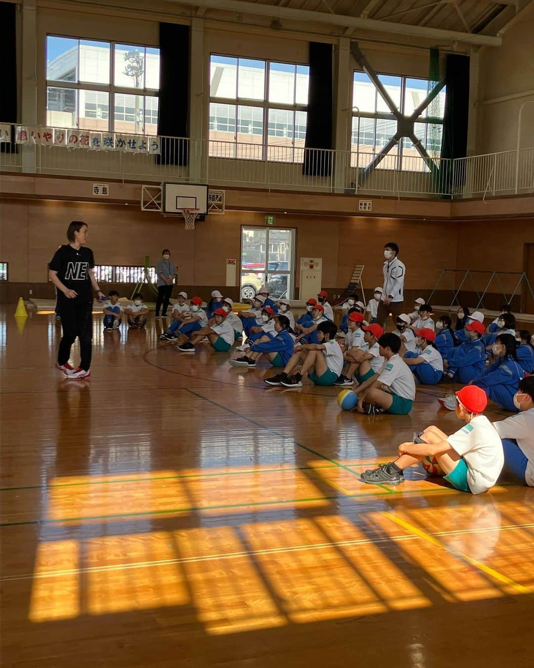 大山未希さんのインスタグラム写真 - (大山未希Instagram)「🏐  【アスリーチ】  今回は新潟県！！  新潟県立糸魚川高等学校 糸魚川市立糸魚川小学校  高校生は力も強いので試合もつながる！！ 先生がバレーをやられてた方だったので上手なのかな？？  小学生は約60人がみんな メモとりながら一生懸命話を聞いてくれてうれしかった！ 　 最後の写真の私の足！ ちゃんと歩けてるの？？🤣🤣 　 　 さてさて！ 再来週は静岡県ですよー！！  静岡のみなさまよろしくです🫡  #スポーツ庁 #日本テレビ #アスリーチ #ドリームコーチング #新潟県 ↓」11月1日 17時16分 - miki_oyama1003