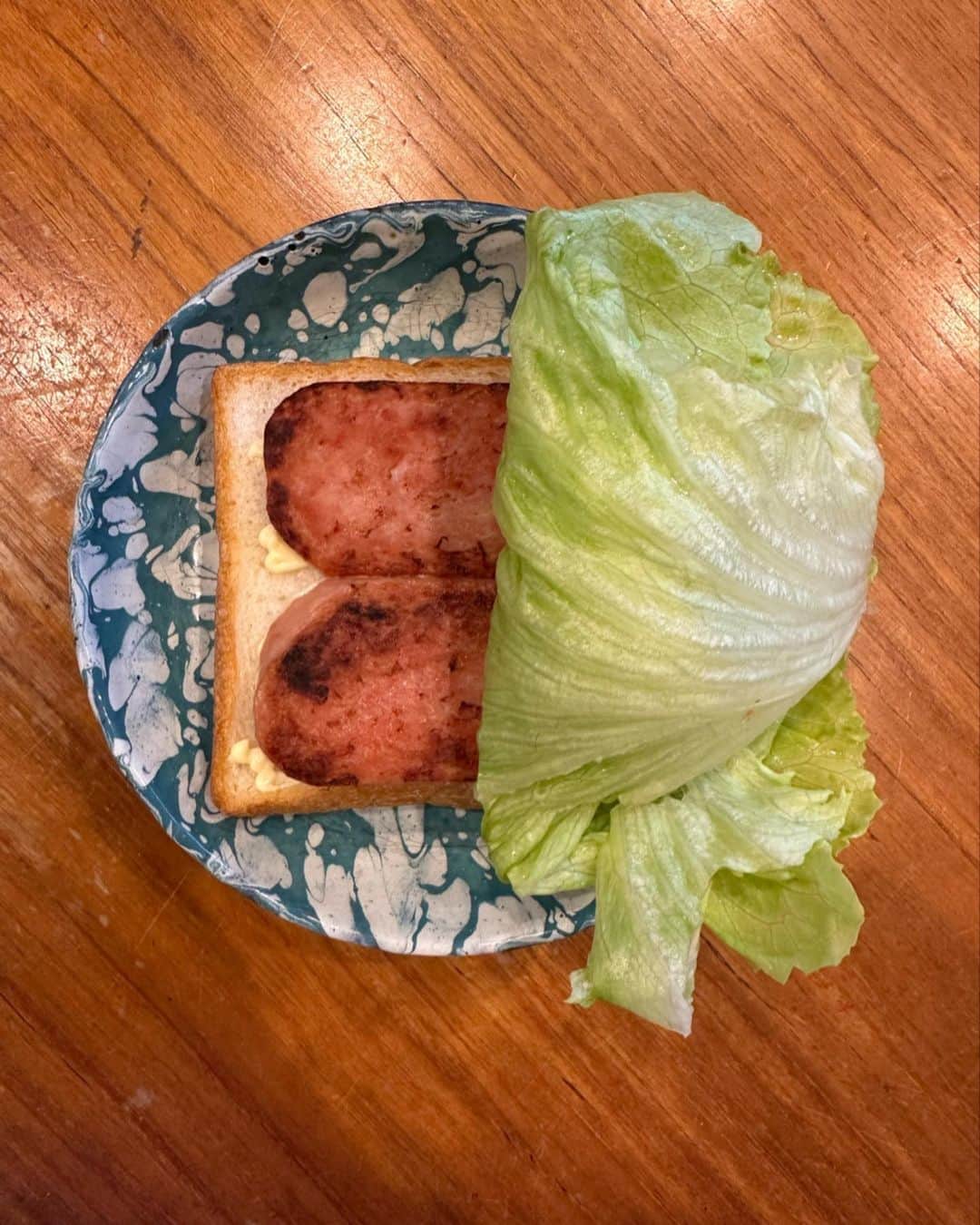 栗原友さんのインスタグラム写真 - (栗原友Instagram)「#クリトモの娘弁当 今日は美味しいパンを買ったのでサンドウィッチ。と言っても半分はレタスで挟みました。具は焼いたスパムとマヨネーズ。 #弁当 #子供弁当 #小学生弁当」11月1日 14時25分 - kuri__tomo