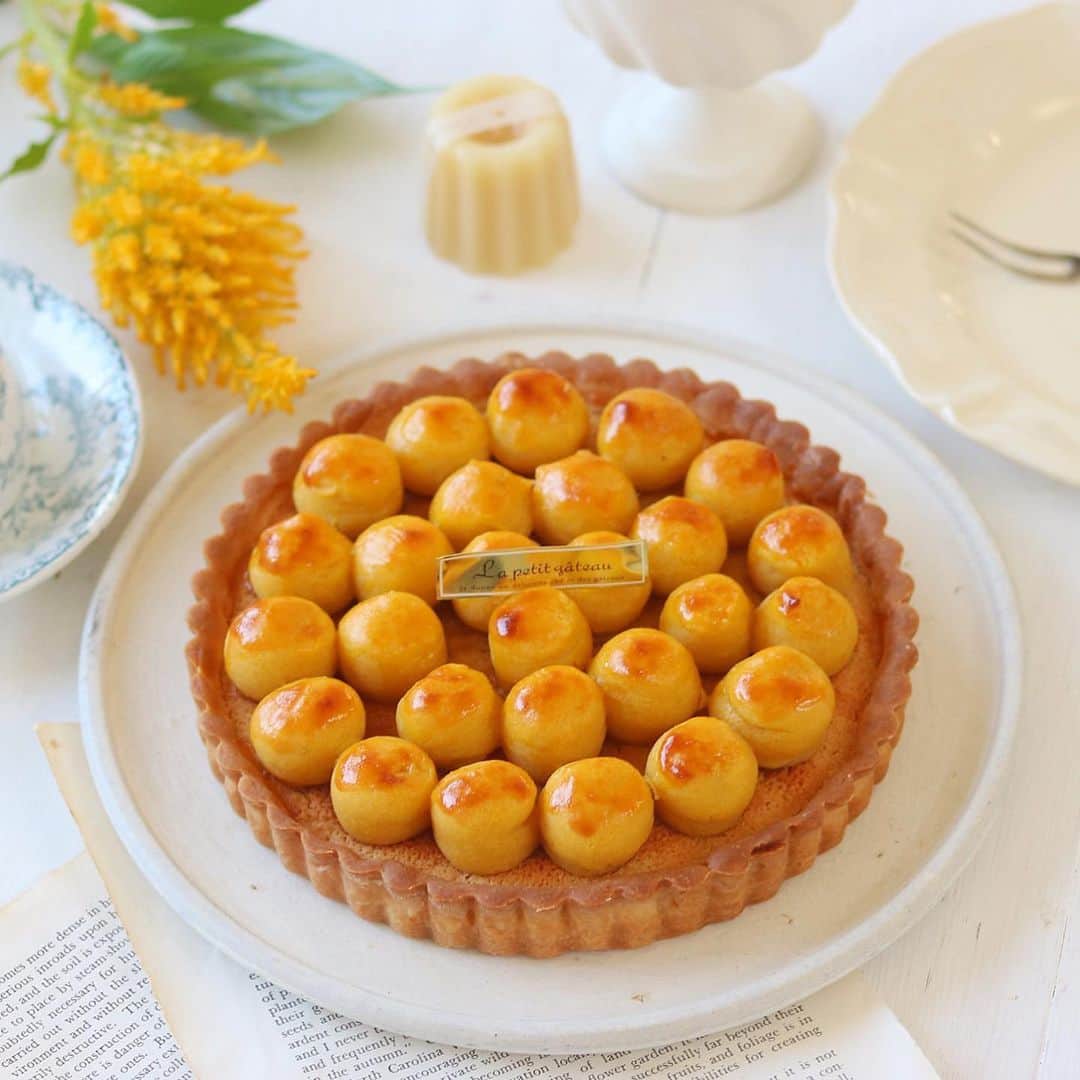 mikiのインスタグラム：「・ ・ bake.sweet potato tarte🍠  ストーリーに投稿したまるまるスイートポテトタルト。かわいい焼き色に！ ダマンドもシュクレも美味しくできて、安納芋のスイートポテトと相性抜群！  毎年有難いことにダイレクトで質問していただく事が多いので、スイートポテトは、丸口金で絞っています！ なので柔らかすぎず硬すぎずの絶妙なスイートポテトにしてます💓  なんだかあっという間に11月！  今月はワクワクすること盛りだくさん🤩  今日は第一弾ネイルチェンジ！ ネイリストちゃんと話すのが毎度楽しみ🙂💓  良い1日を！！  コメントおやすみします🔐」