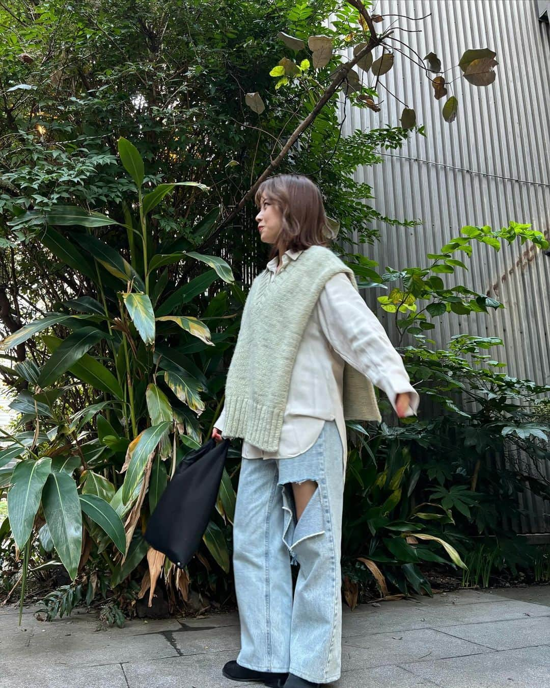 中川絵美里さんのインスタグラム写真 - (中川絵美里Instagram)「🍂  私服。 最後の服はゆめっちが撮ってくれたよ🤳  🟢 tops @perverze_official  pants @levis_japan  shoes @jumpman23   ⚪️ tops @alexanderwangny  pants vintage @luik0121  shoes @nike   🔵 Knit @maisonmargiela  shirt @lecielbleu_official  pants @rokhofficial」11月1日 14時28分 - emiri_nakagawa