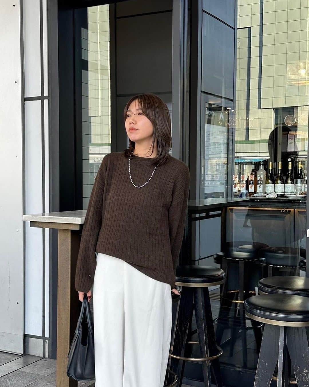 ETRÉ TOKYO ストアのインスタグラム：「@etretokyo  【11/2 New Arrival】  ㅤㅤㅤ ㅤㅤㅤ #ETREスリットスリーブヤクトップス GREY / BROWN F size ¥29,700(tax in) ㅤㅤㅤ ㅤㅤ ㅤㅤㅤ新宿スタッフ @etretokyo_sae 168cm BROWN着用  @etretokyo_yumi 150cm BROWN着用  ㅤㅤㅤ  ㅤㅤㅤ┈┈┈┈┈┈┈┈┈┈┈┈┈┈┈┈┈┈┈ ㅤㅤㅤ ㅤㅤ  【INFORMATION】 ⁡ㅤㅤㅤ ⁡ ※11/2(木)発売のアイテムは、11/3(金)12:00よりお在庫のある場合、ルミネカード会員様限定で店舗通販のご利用が可能です。  ⁡ ※お電話がつながりにくい可能性がございます。 ⁡ ※また混雑時には入場制限及び 試着点数の制限を設けさせて頂きます。 予めご了承ください。 ⁡ ⁡ ご理解、ご協力を賜りますよう 心よりお願い申し上げます。   ㅤㅤㅤ 【LUMINE SHINJUKU STORE】 ETRÉ TOKYO ルミネ新宿2店 TEL：03-5989-0979  ー営業時間ー (平日、土日祝)11:00-21:00 ⁡  #etretokyo#etre#fashion#etretokyoshinjuku #etre#2023etre#etretokyo_staff_ootd#2023aw #大人ファッションコーデ #シンプルスタイル  #オトナカジュアルコーデ  #ブラウンコーデ #シンプルスタイル #クルーネック #秋コーディネート」