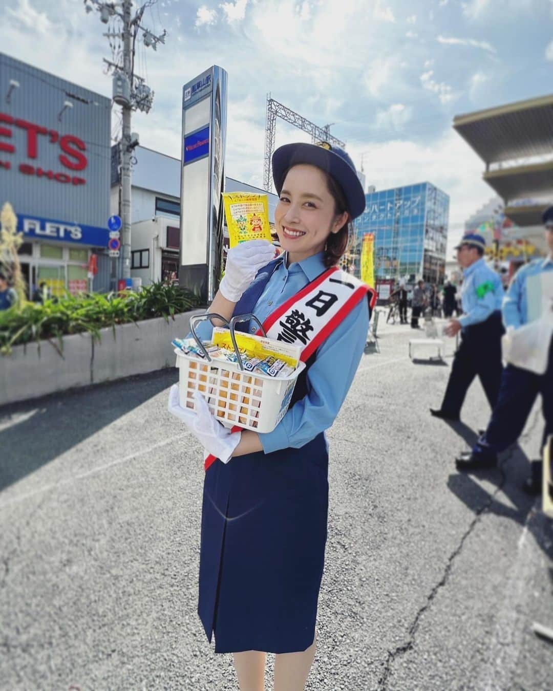 武田訓佳のインスタグラム：「👮🏻‍♀️🤍 ・ 秋の全国地域安全運動🍂 が行われていた期間に、 １日警察署長を務めさせていただきました✨ ・ 市民のみなさんが詐欺に遭わないために。 地域を守るために。 すこしでも地域と連携して たくさん声をかけていく。 警察署の方々の思いをうかがって感動しました🥺✨ ・ わたしたちにも出来ることがあります！ 何か少しでも疑問や違和感があれば 小さなことでも相談すること😌 ・ 銀行の方や、役所の方、警察の方に これってどうなん？と声をかけるだけで、 防げることがたくさんあるそうです。 ・ まさか私は。 私だけは大丈夫。 ・ よく思ってしまいがちですが、 そんな「私」たちが危険なんだそうです🫨 ・ みんなで。自分たちで。まちの安全を守りたい。 そうあらためて思いました🤍🤍🤍 ・ ・ ・ 期間中にupしたかったのにできていなかったので 戒めの2枚目です😑💦 ・ ・ ・ #たけだのおしごと #1日警察署長 #枚岡警察 #大阪府 #瓢箪山駅  #秋の全国地域安全運動 #特殊詐欺被害防止キャンペーン #詐欺 #特殊詐欺」