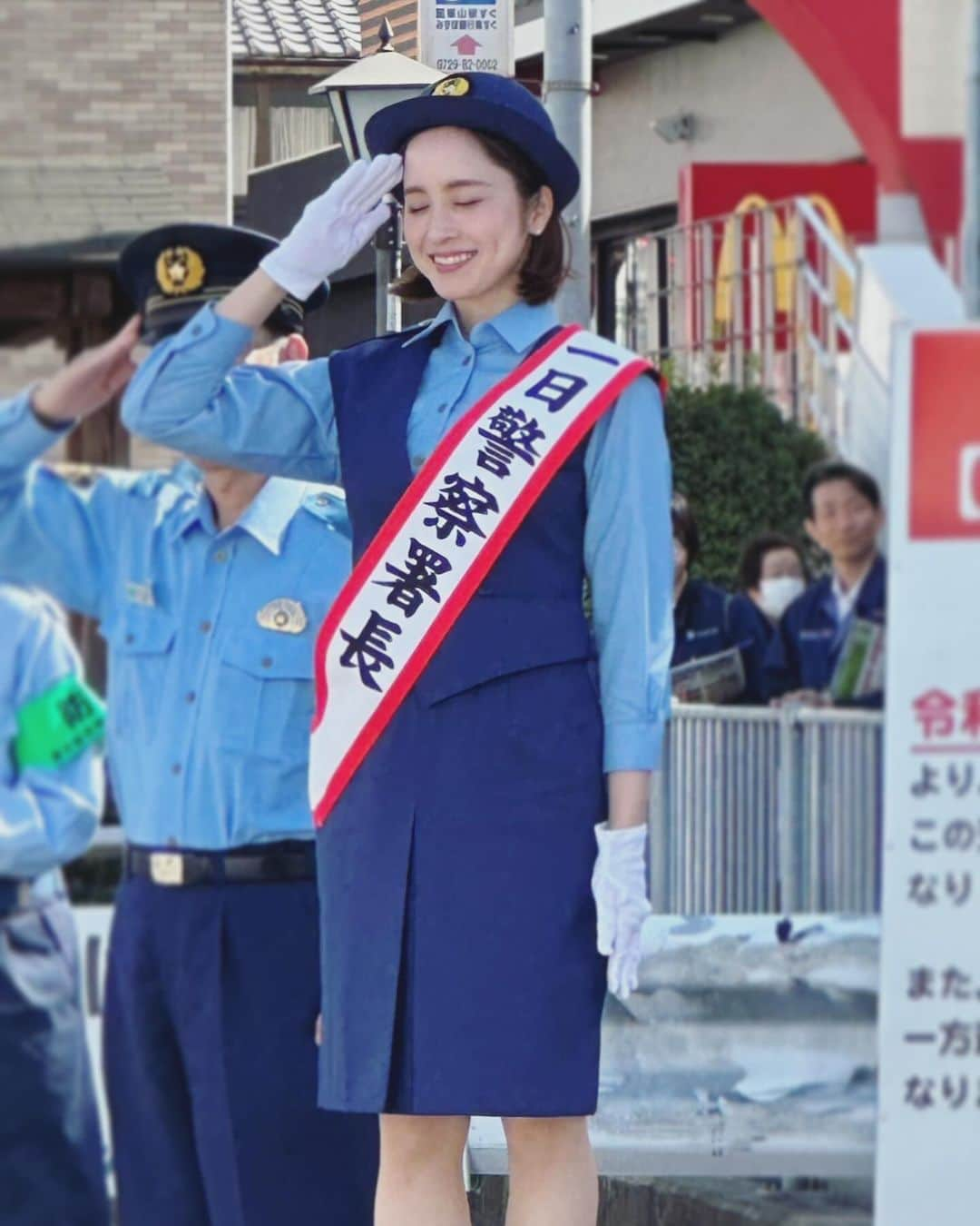 武田訓佳さんのインスタグラム写真 - (武田訓佳Instagram)「👮🏻‍♀️🤍 ・ 秋の全国地域安全運動🍂 が行われていた期間に、 １日警察署長を務めさせていただきました✨ ・ 市民のみなさんが詐欺に遭わないために。 地域を守るために。 すこしでも地域と連携して たくさん声をかけていく。 警察署の方々の思いをうかがって感動しました🥺✨ ・ わたしたちにも出来ることがあります！ 何か少しでも疑問や違和感があれば 小さなことでも相談すること😌 ・ 銀行の方や、役所の方、警察の方に これってどうなん？と声をかけるだけで、 防げることがたくさんあるそうです。 ・ まさか私は。 私だけは大丈夫。 ・ よく思ってしまいがちですが、 そんな「私」たちが危険なんだそうです🫨 ・ みんなで。自分たちで。まちの安全を守りたい。 そうあらためて思いました🤍🤍🤍 ・ ・ ・ 期間中にupしたかったのにできていなかったので 戒めの2枚目です😑💦 ・ ・ ・ #たけだのおしごと #1日警察署長 #枚岡警察 #大阪府 #瓢箪山駅  #秋の全国地域安全運動 #特殊詐欺被害防止キャンペーン #詐欺 #特殊詐欺」11月1日 14時35分 - kunika0117