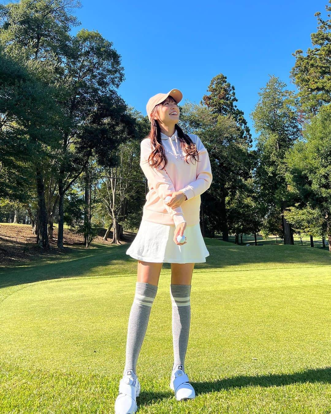 高沢奈苗のインスタグラム：「.  パーカーでも暑かったくらい快晴だった日☀️🏌️‍♀️  10月のゴルフは最高だね💓⛳️  @rienda_golf のウェアを着てウキウキ☺️✨🤍  そして見えないけどピンクのニューエラのキャップはZOZOの時にザンダーにサイン書いてもらったプレミア付き✍️✨  お陰でバーディー取れたよ😙✌️  .  .  #riendagolf #golf #golffashion #newera #adidasgolf #adidastokyo #ずっとゴルフ #アディダスゴルフシューズ #tour360 #リエンダゴルフ #秋ゴルフコーデ #ゴルフ女子 #パーカーコーデ #PR」