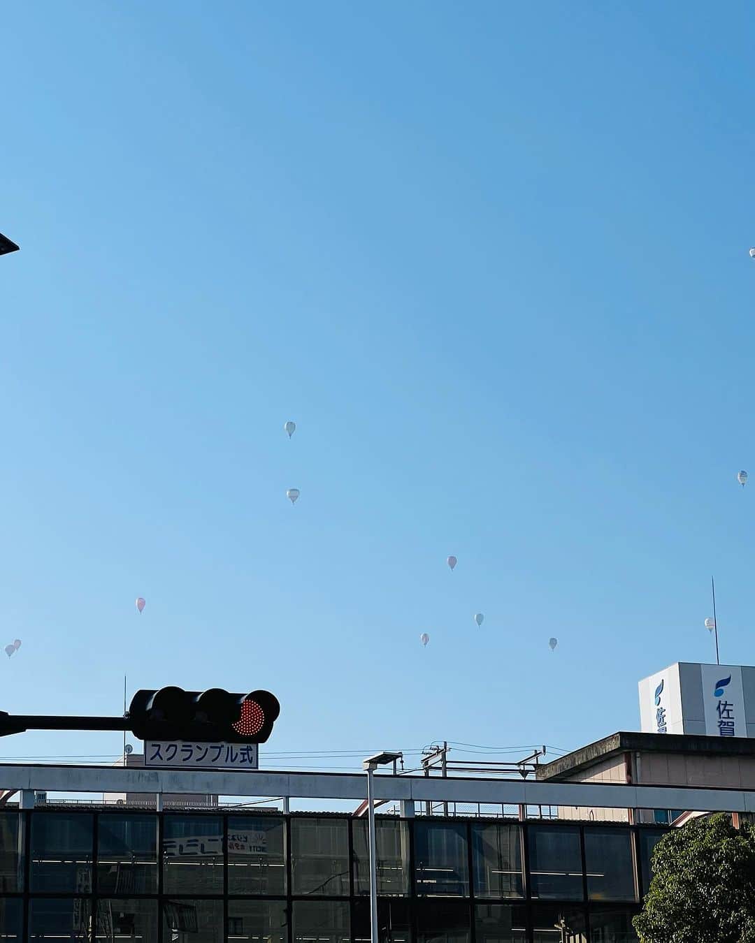 川田御早希のインスタグラム：「今日から佐賀ではバルーンフェスタが開催されていて、期間中は臨時駅「JRバルーンさが駅」が開設されていました☆ 帰り道、遠い空に熱氣球が見られました！  #佐賀バルーンフェスタ2023 #熱氣球」