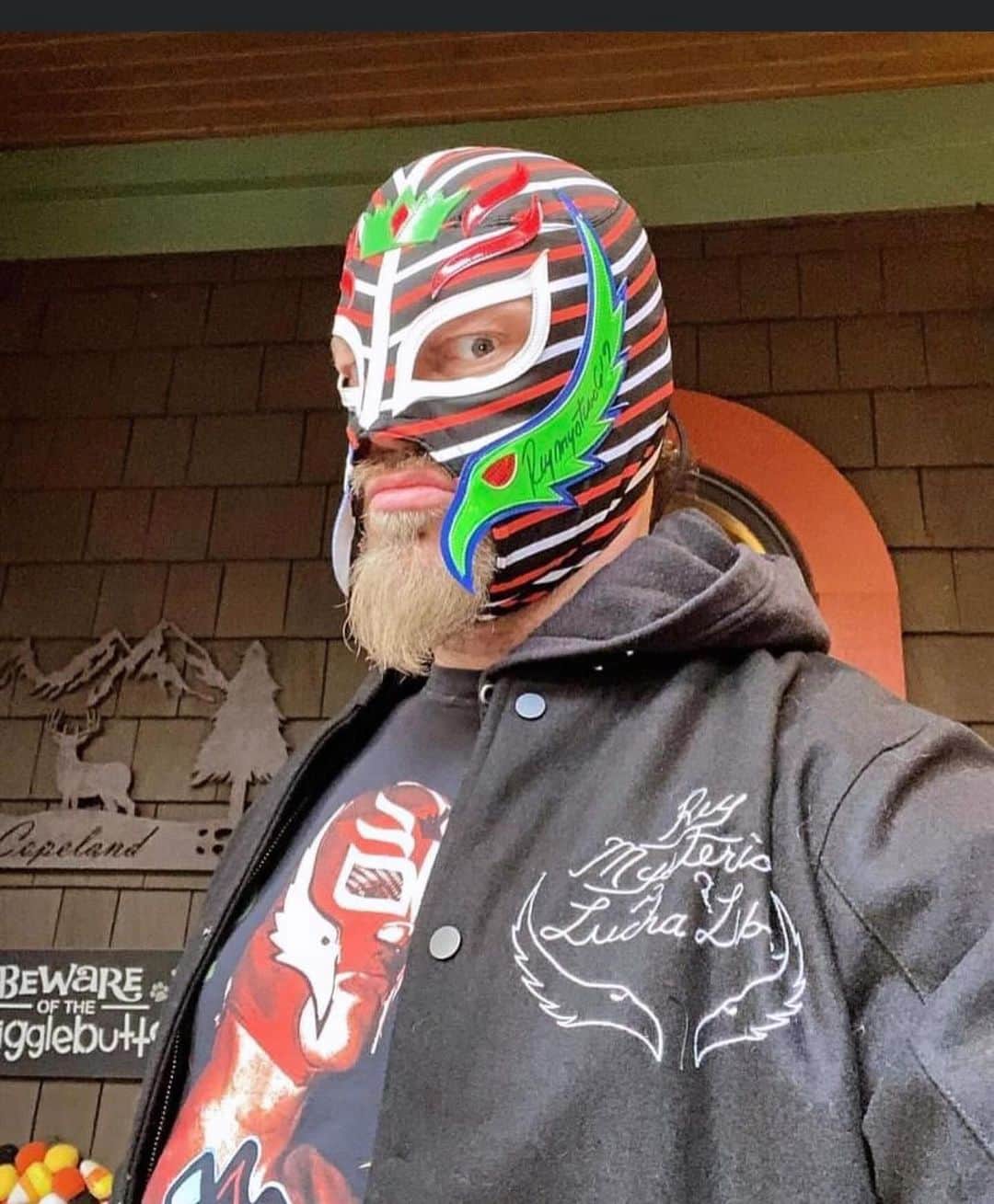 レイ・ミステリオ・ジュニアのインスタグラム：「No better costume  for halloween than a mixture of @edgeratedr / RatedRey Mysterio costume !! ☝️of a kind!!#Booyaka619  Love it 🙌🏼 & Love you EdgeO 🙏🏼🫶🏼 HappyHalloween &  Happy belated Birthday 🎂🤙🏼」
