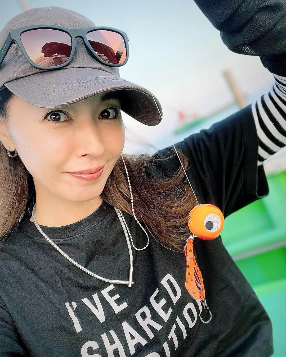 滝沢沙織さんのインスタグラム写真 - (滝沢沙織Instagram)「こんにちは😊先日、私の大好きなタイラバ釣り🎣に久しぶりに行ったのですが、真鯛食べたいのに釣れなかった😢大きめなフグちゃん🐡が２匹釣れたけどリリース。とにかく悔しくて。また近いウチにリベンジしたいところ。。。🎣リール巻きながら寝そうだった（笑） #滝沢沙織 #タイラバ #真鯛釣りたい #釣れなくて #悔しい #リベンジ #真鯛待ってろよー #fishing#fish#fishinglife#fishingday#fishingtime#fishingislife#釣り#魚#釣り女優#滝沢釣り道#釣り女子#釣り好き#釣りファッション#海釣り」11月1日 14時44分 - saori_takizawa.official