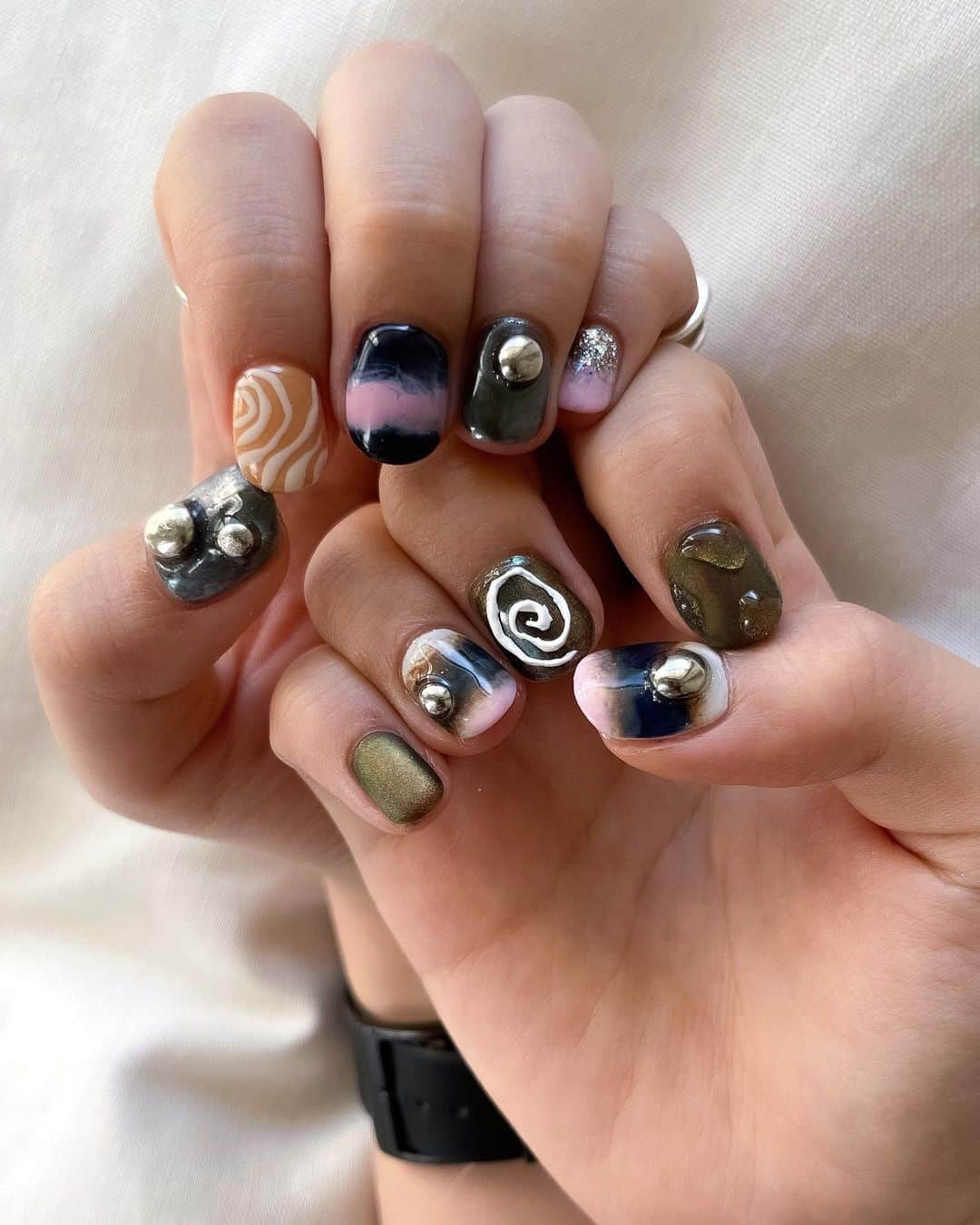 Nailsalon Cielのインスタグラム：「◼︎◾︎◼︎◾︎◼︎◾︎◼ ⁡ ⁡ しおねちゃんいつもありがとう！ 11月nail🥀 ⁡ ⁡ ちょっとした遊びココロ入れて 作るといい感じに仕上がる🍥 ⁡ ⁡ ⌇ ⌇ ⌇ ⌇ ⌇ ⌇ ⌇ ⌇ ⁡ ⁡ ⁡ ⁡ ⁡ −–−–−–−–−–−–−–− ⁡ #nailart#gelnail#ネイルアート#アートネイル#手描きネイル#ジェルネイル#アート#個性派ネイル#癖ネイル#福岡ネイル#美甲#美甲師#네일#네일아트#ネイルサロン#福岡ネイルサロン#ニュアンスネイル」