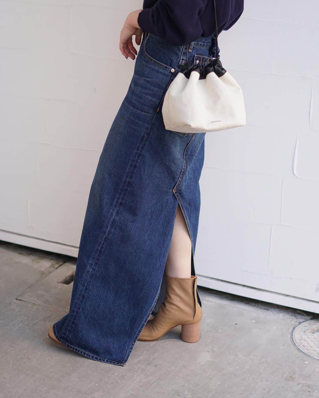 のインスタグラム：「beautiful people  selvedge bleachdenim tight skirt ￥53,900(tax in)  通年着用可能なブリーチカラーのタイトスカート。 大きなウエストをたたんでシンチバックで固定したデザインがポイントです！  ⁡ ⁡ ⁡ 詳しくはオフィシャルサイト【ARKnets】にて。 ■商品や通信販売に関しまして ご不明な点がございましたらお気軽にお問い合わせください。 ———————————— オフィシャルサイトの在庫と店頭在庫は共有しております。 商品に関しましては、お気軽にコメントや店舗までお問い合わせください。 ⬇︎⬇︎⬇︎ @ann_de_ark  @arknets_official ⁡ #fashion #栃木 #宇都宮 #ショップ #セレクトショップ　#arknets #anndeark #beautifulpeople  -———————————」