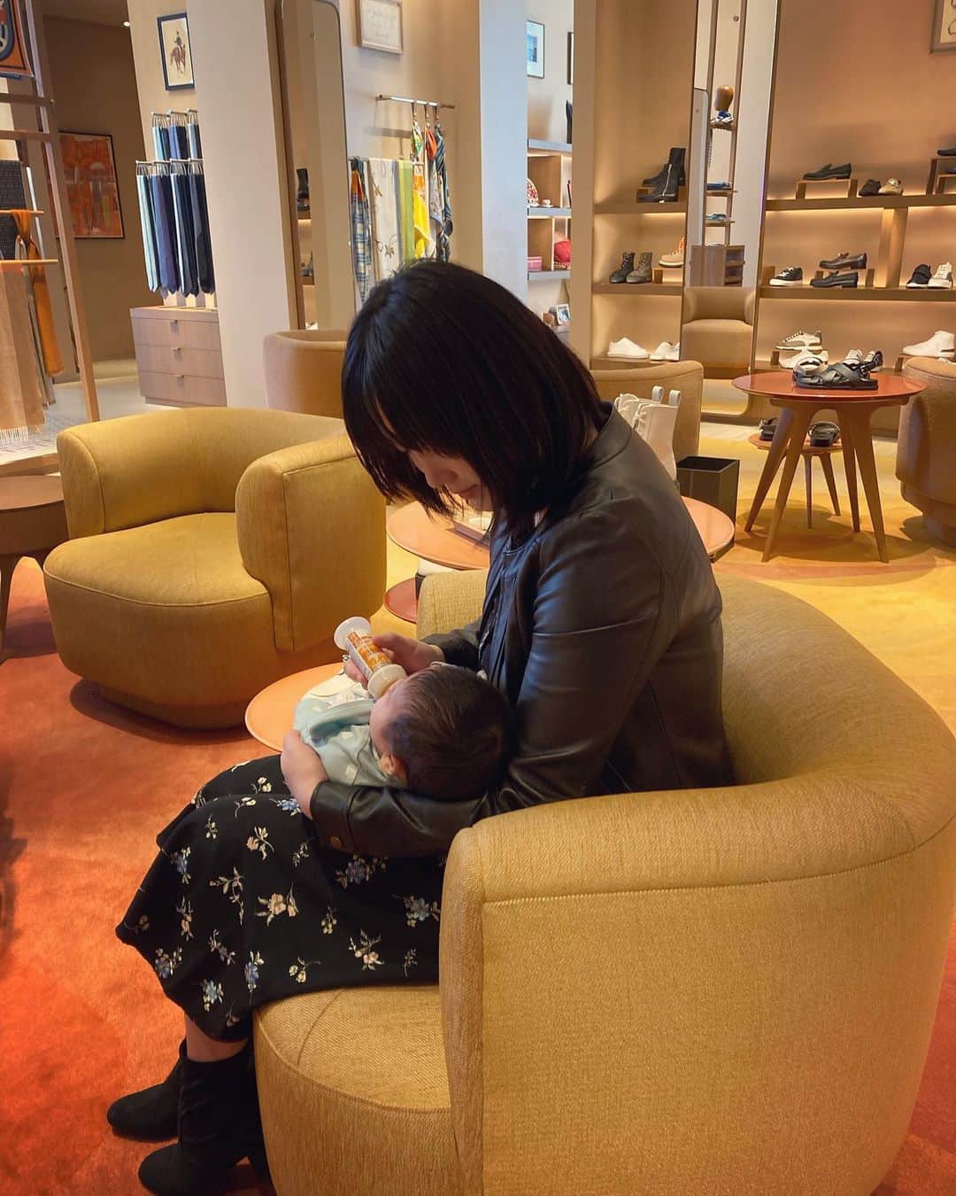川和美輝さんのインスタグラム写真 - (川和美輝Instagram)「10/31 今日は、産後初めて息子を連れてショッピングモールへお出かけ。私自身こんなに歩いたのも本当に久しぶり。そして、息子は終始全く泣かずスヤスヤしてくれて驚いたのですが、途中ちょっとエヘっと泣き出しそうになったタイミングがあって、お店を出て行こうとしていたら💁‍♀️ミルクあげてゲップもバンバン遠慮なくたたきなぁ！と寛大なお店の方々。。みんな笑顔でありがたかったです☺️無事見たいものも見れて楽しいひと時でした♪ 毎年お誕生日が来ると、より一層母への感謝の気持ちと愛で胸がいっぱいになります。生きてるだけで幸せ。それでいて今日も1日幸せな日を過ごせたのだから、有難いのひと言に限ります。」11月1日 14時57分 - mikikawawa