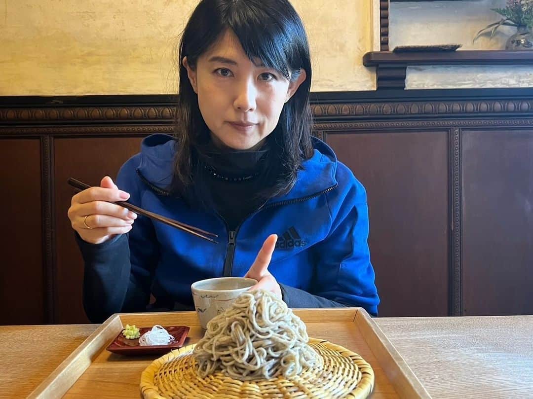 中江有里のインスタグラム：「近頃、大阪の蕎麦が熱い！ 谷町六丁目のそば切り文目堂  なぜ人差し指が立っているかは不明  #中江有里」
