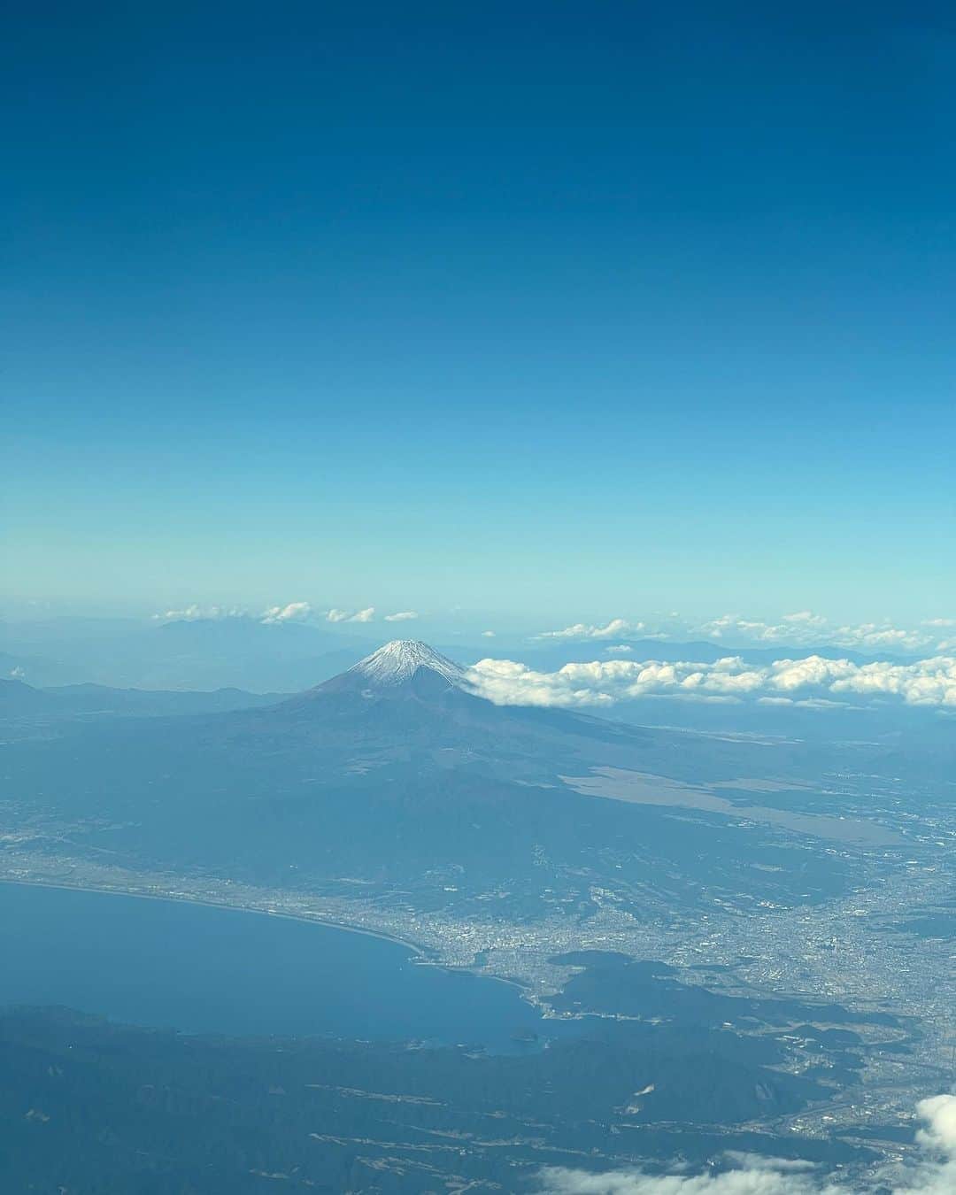 川田御早希のインスタグラム：「帰りの飛行機から富士山が見えました☆ 2023＝富士山 2023年のこり2ヶ月を大切に過ごしたいと思います！ #富士山 #富士山が見えました」