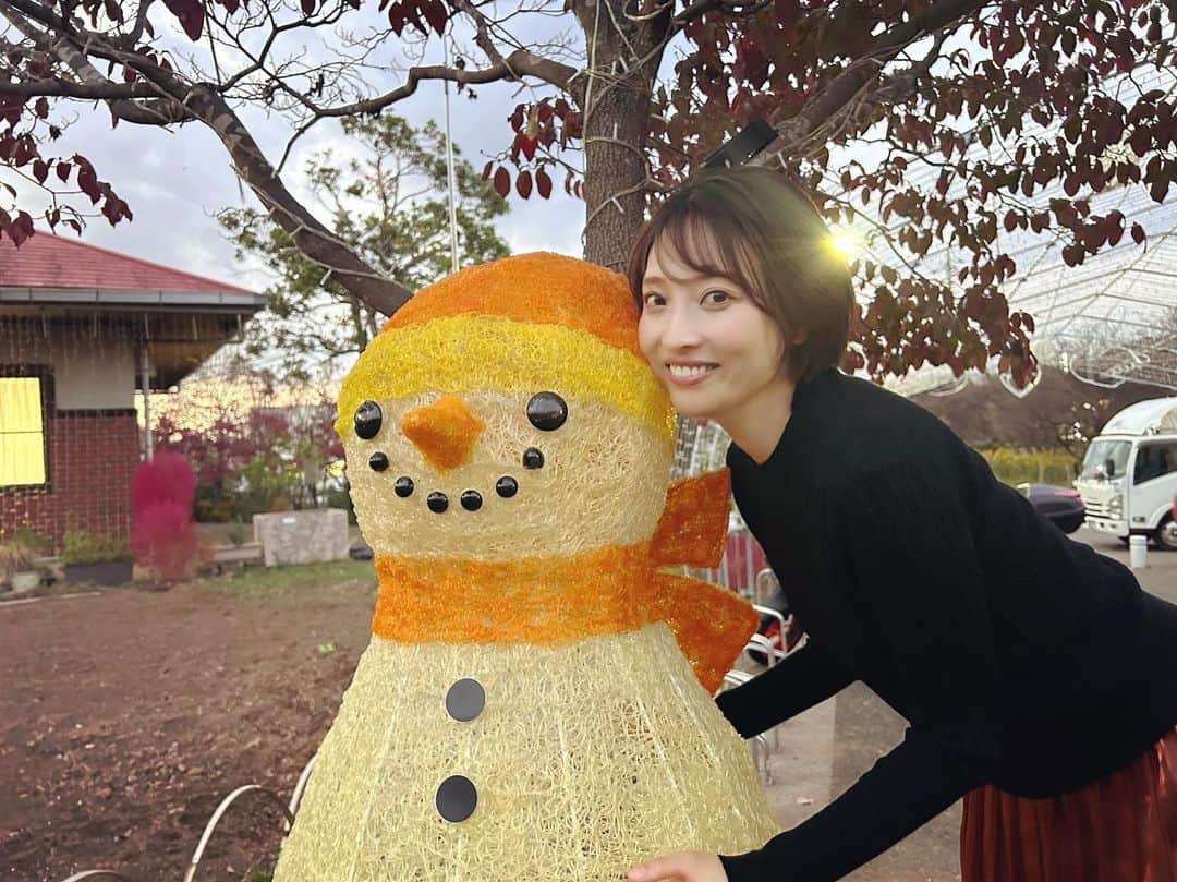 福田ゆみのインスタグラム：「ロケ場所で、雪だるま発見。 今日も暖かくて、まだまだ雪だるま⛄️どころじゃないですね。 こちら、無事に終わりました。  #cm #撮影 #雪だるま #福田ユミ」
