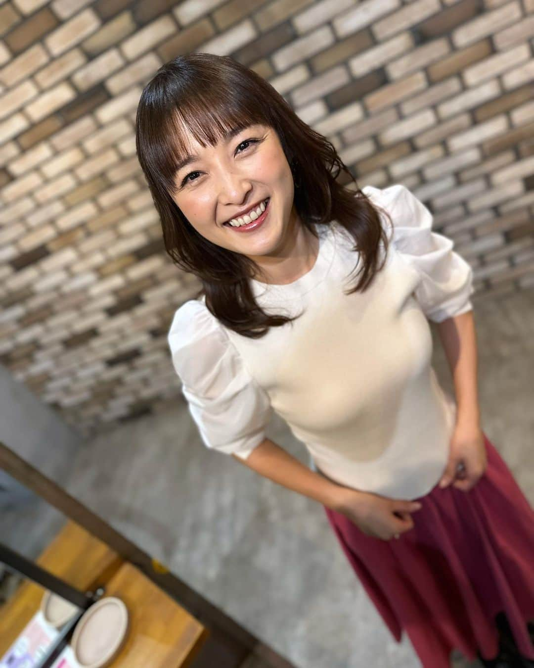 石川梨華のインスタグラム：「ついに、、、  前髪切りました！ 七五三の撮影終わったら切ろうと決めてたの✌️  かなり久しぶりの前髪、どうですか⁈  私はまだ見慣れないし おでこに髪があるのが気になって仕方ないw  長男が前髪切った私を見た瞬間、、、 「ダサいっ」って真顔で言った。w 私、ぴえんってなりました🥹  その後、こちらの写真見せたら、、、 可愛い！って。  実物はダサくて、、、 写真は可愛いってか？  どんまい‼️  5歳児の長男に心振り回されました🤣💓  #石川梨華 #モーニング娘og #リアル梨華 #二児の母 #年子やんちゃボーイズ #イメチェン #前髪カット #バルベストーキョー」