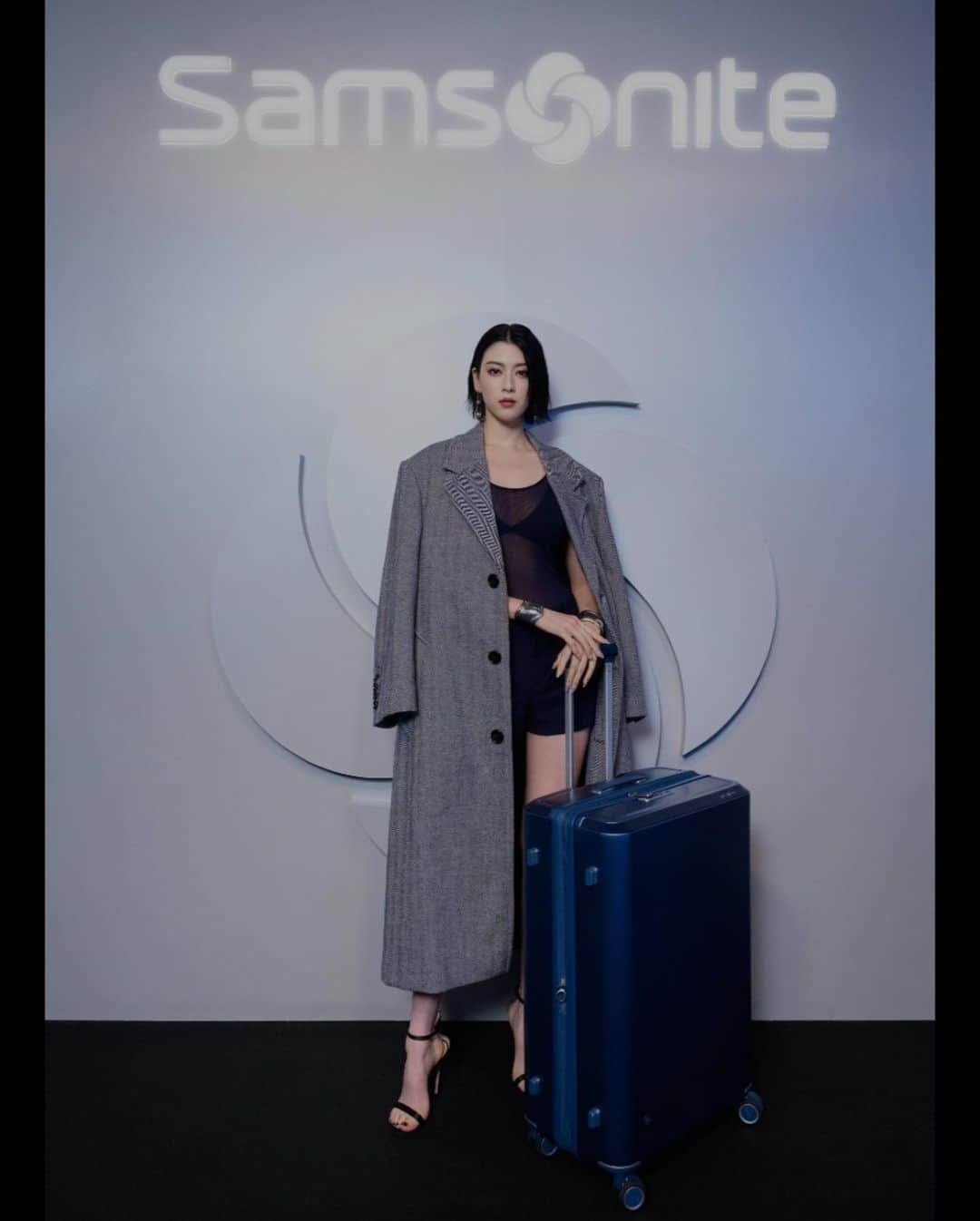 三吉彩花のインスタグラム：「-Samsonite-  それは本当に偶然の出来事でした。  2月にお仕事でパリに行った時 どう頑張ってももうスーツケースに 荷物が入り切らなくて エコバッグにも入り切らなくて パリの @mysamsonite でスーツケースを購入し そこから新たな相棒としてずっと 私と共に旅をしてくれていました。  そんなことをお話ししていたら なんと今回のイベントに呼んでいただき… Samsoniteの誕生から、 初めて車輪を付けたスーツケースである歴史 そして @alexandermcqueen とのコラボなど このイベントを通して様々な一面を見させて頂きました。  私にとって旅とは 自分自身を保つためにも 新たな自分を発見するためにも そしてより自分を好きになるためにも なくてはならないものです。  そんな旅に必要不可欠なスーツケース。  My journey will continue to be with Samsonite… Thank you for having me:)  #DestinationSamsonite @mysamsonite  @samsonitejpn」