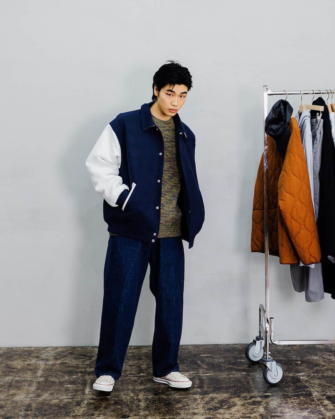 BEAMS MENのインスタグラム：「... BEAMS 2023-24 AUTUMN & WINTER  Style.11  アメカジスタイルに欠かせない“スタジャン”を、メルトン見えするポリエステル素材で製作することで軽量 化を実現。ボトムスにはワイドシルエットのデニムパンツを合わせ、オーソドックスなコーディネートなが ら、素材とシルエットで現代的なスタイルに昇華させております。  〈BEAMS〉 “BASIC&EXCITING”をテーマに心地よい日常着を追及する、メンズカジュアルレーベル。 2023-24AWシーズンは、昨シーズンに続き『Y2K』のムードを踏襲。90年代後半から2000年代のトレン ドを再評価して、BEAMS流アメカジの世界観を作り上げています。 当時の最新テクノロジーを取り入れたデザインや素材感、時代を描写する近未来的な思想から着想を 得て現代の秋冬仕様にアレンジしたアイテム構成に、テクニカルで都会的なグレーやブラック、アースを 連想するモカやナチュラルなどをキーカラーとしてミックスしたコレクションです。 〈BEAMS〉が表現する現代的アメカジをお楽しみください。 . @beams_official @beams_mens_casual #beams #ビームス」